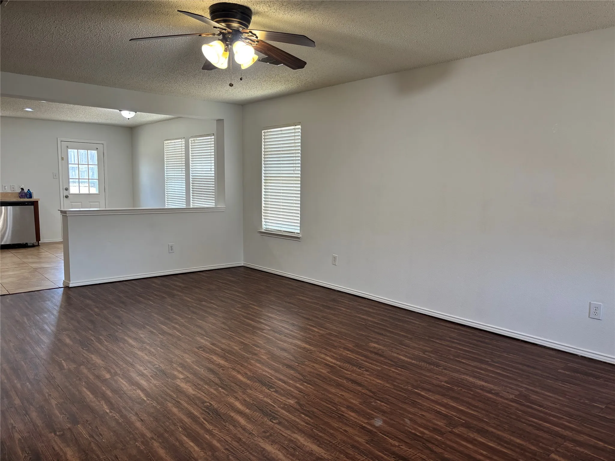 Single Family Residence For Rent in Denton County , 1657 S Knight Trail, Little Elm, Texas 75036, 3 Bedroom, 2 Bathroom, 2 Garage spaces, 1,571 Sqft, built in 2005, mls#21351858, Real Estate Agent in Little Elm, Homes For Rent in Denton county, Homes For Rent in Little Elm, Realtor in Little Elm Texas, Real Estate Brokerage Independent Realty Texas, Luminita Cordes Realtor