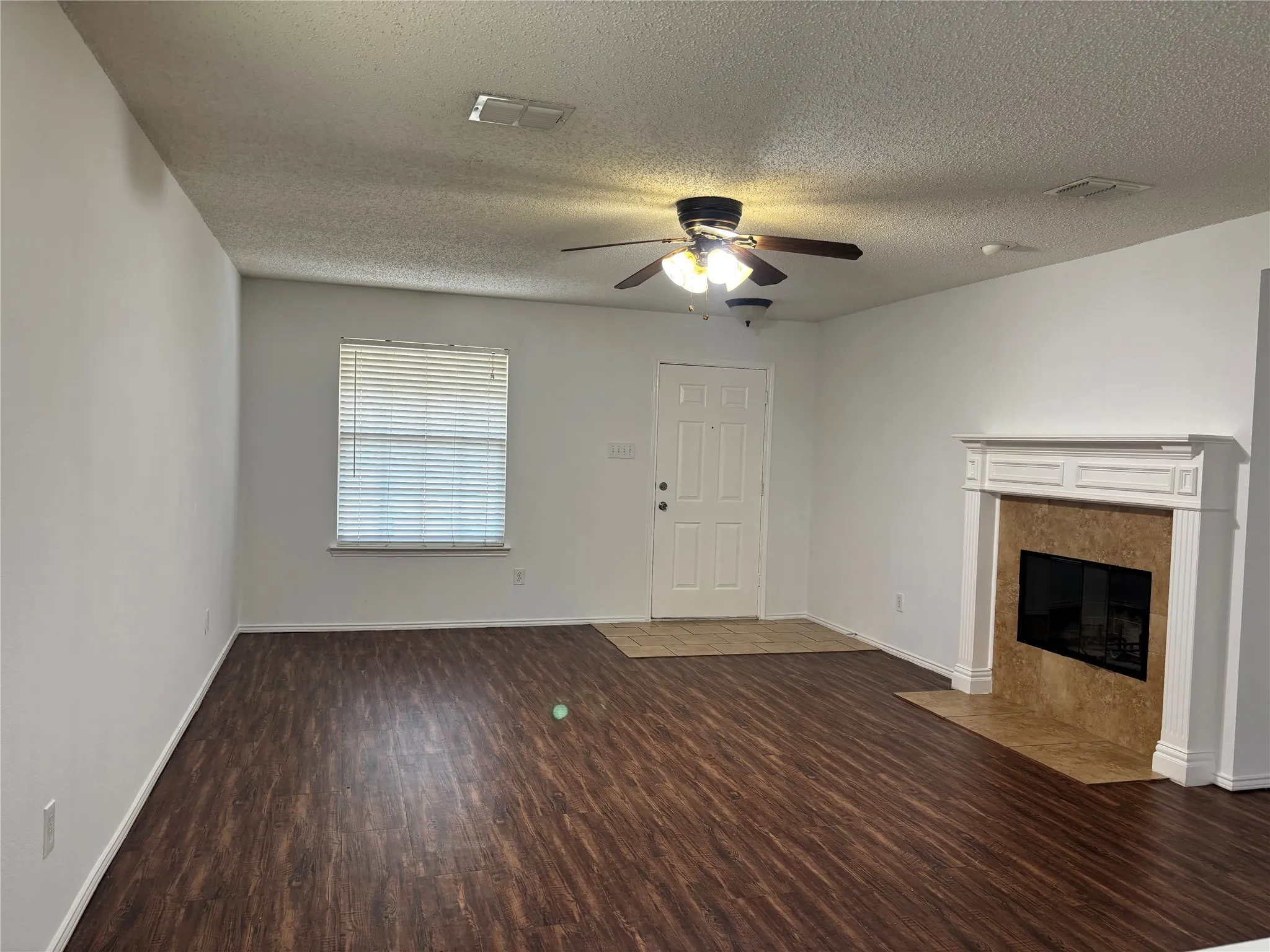 Single Family Residence For Rent in Denton County , 1657 S Knight Trail, Little Elm, Texas 75036, 3 Bedroom, 2 Bathroom, 2 Garage spaces, 1,571 Sqft, built in 2005, mls#21351858, Real Estate Agent in Little Elm, Homes For Rent in Denton county, Homes For Rent in Little Elm, Realtor in Little Elm Texas, Real Estate Brokerage Independent Realty Texas, Luminita Cordes Realtor