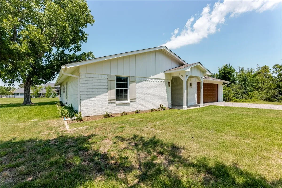 Single Family Residence For Sale in Cooke County , 104 Pontiac Drive, Lake Kiowa, Texas 76240, 3 Bedrooms, 2 Bathrooms, 2 Garage spaces, 1,515 Sqft, built in 1975, Price $405,000, mls#21341011, Real Estate Agent in Lake Kiowa, Homes For Sale in Cooke county, Homes For Sale in Lake Kiowa, Realtor in Lake Kiowa Texas, Real Estate Brokerage Independent Realty Texas, Luminita Cordes Realtor