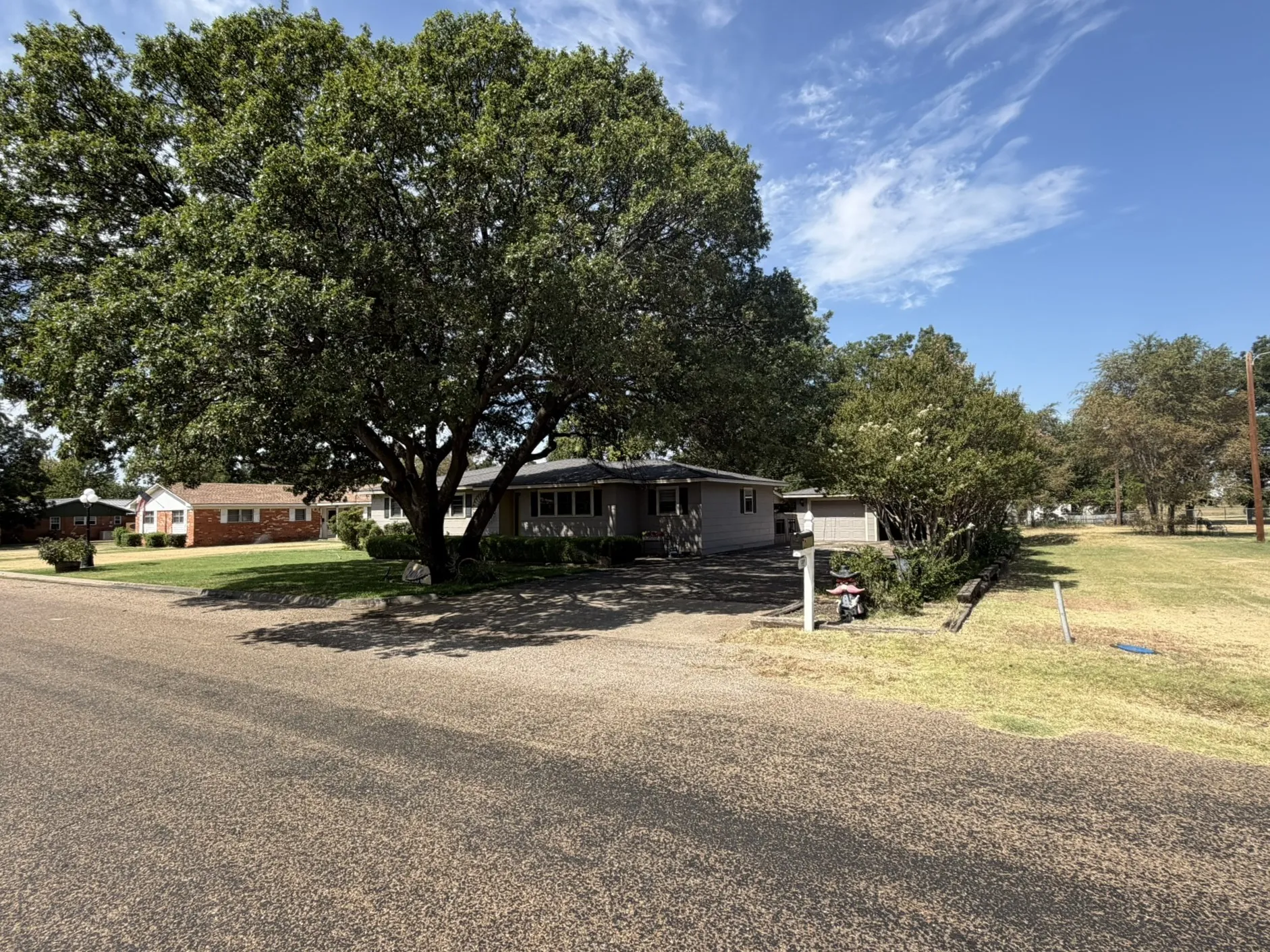 Single Family Residence For Sale in Hall County , 1209 N 17th Street, Memphis, Texas 79245, 3 Bedroom, 2 Bathroom, 2 Garage spaces, 1,666 Sqft, built in 1962, mls#21350742, Real Estate Agent in Memphis, Homes For Sale in Hall county, Homes For Sale in Memphis, Realtor in Memphis Texas, Real Estate Brokerage Independent Realty Texas, Luminita Cordes Realtor