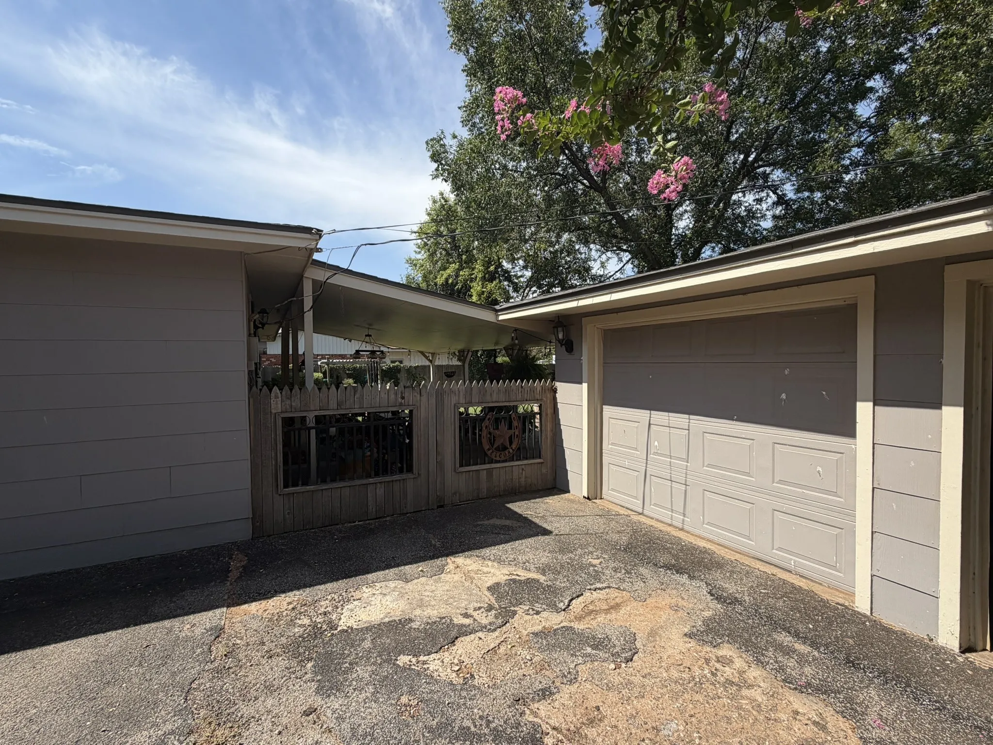 Single Family Residence For Sale in Hall County , 1209 N 17th Street, Memphis, Texas 79245, 3 Bedroom, 2 Bathroom, 2 Garage spaces, 1,666 Sqft, built in 1962, mls#21350742, Real Estate Agent in Memphis, Homes For Sale in Hall county, Homes For Sale in Memphis, Realtor in Memphis Texas, Real Estate Brokerage Independent Realty Texas, Luminita Cordes Realtor