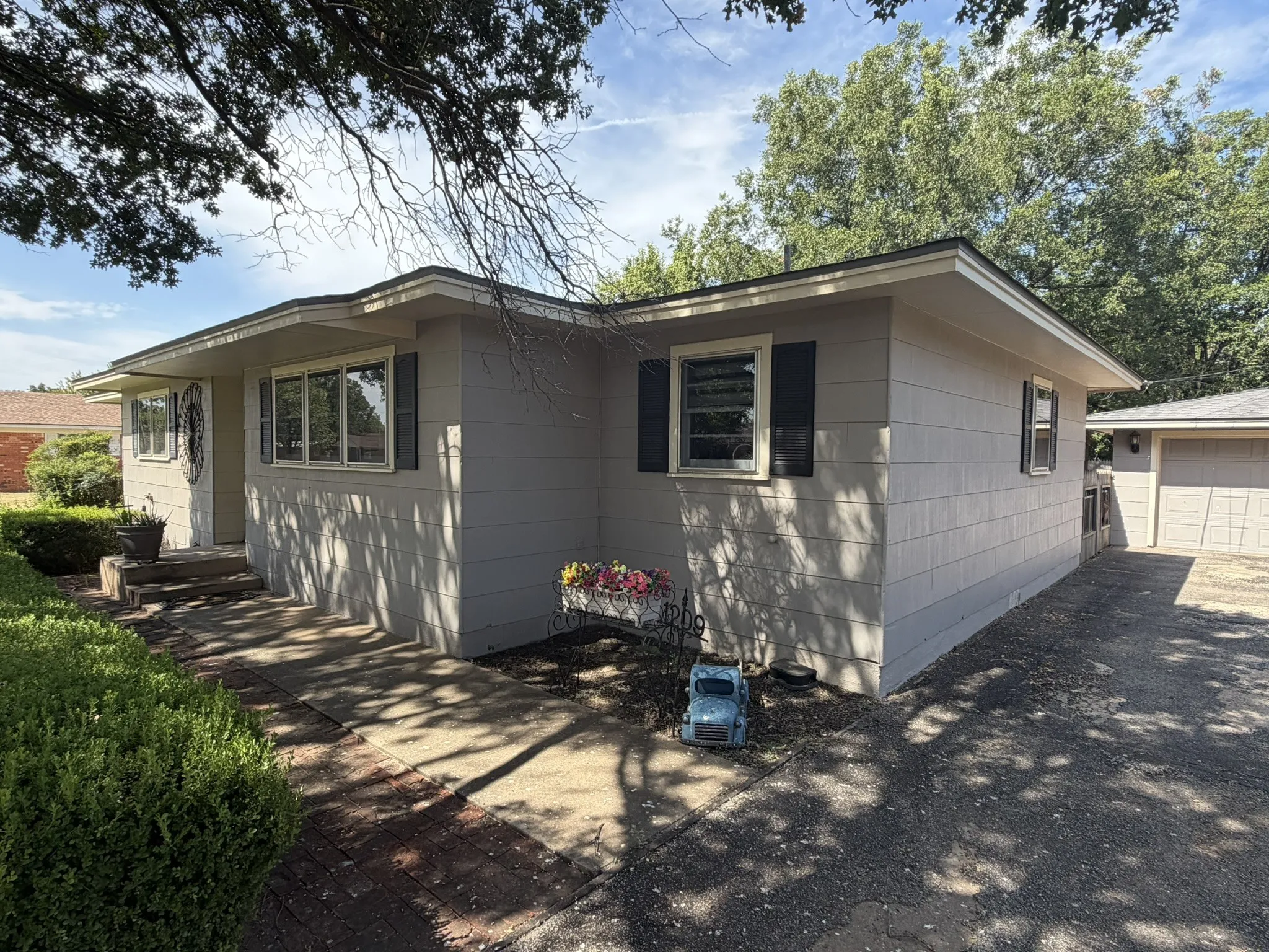 Single Family Residence For Sale in Hall County , 1209 N 17th Street, Memphis, Texas 79245, 3 Bedroom, 2 Bathroom, 2 Garage spaces, 1,666 Sqft, built in 1962, mls#21350742, Real Estate Agent in Memphis, Homes For Sale in Hall county, Homes For Sale in Memphis, Realtor in Memphis Texas, Real Estate Brokerage Independent Realty Texas, Luminita Cordes Realtor