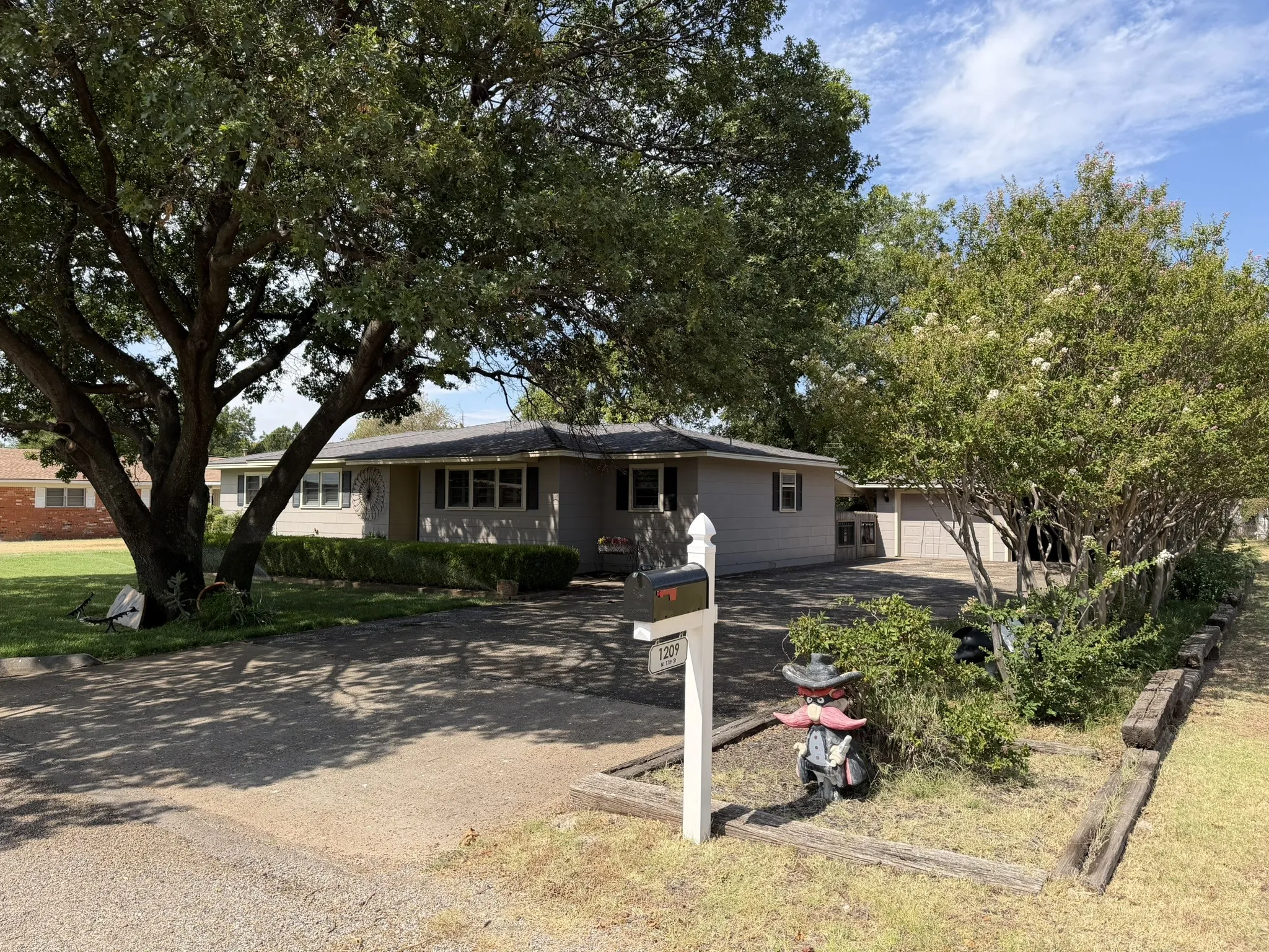 Single Family Residence For Sale in Hall County , 1209 N 17th Street, Memphis, Texas 79245, 3 Bedroom, 2 Bathroom, 2 Garage spaces, 1,666 Sqft, built in 1962, mls#21350742, Real Estate Agent in Memphis, Homes For Sale in Hall county, Homes For Sale in Memphis, Realtor in Memphis Texas, Real Estate Brokerage Independent Realty Texas, Luminita Cordes Realtor