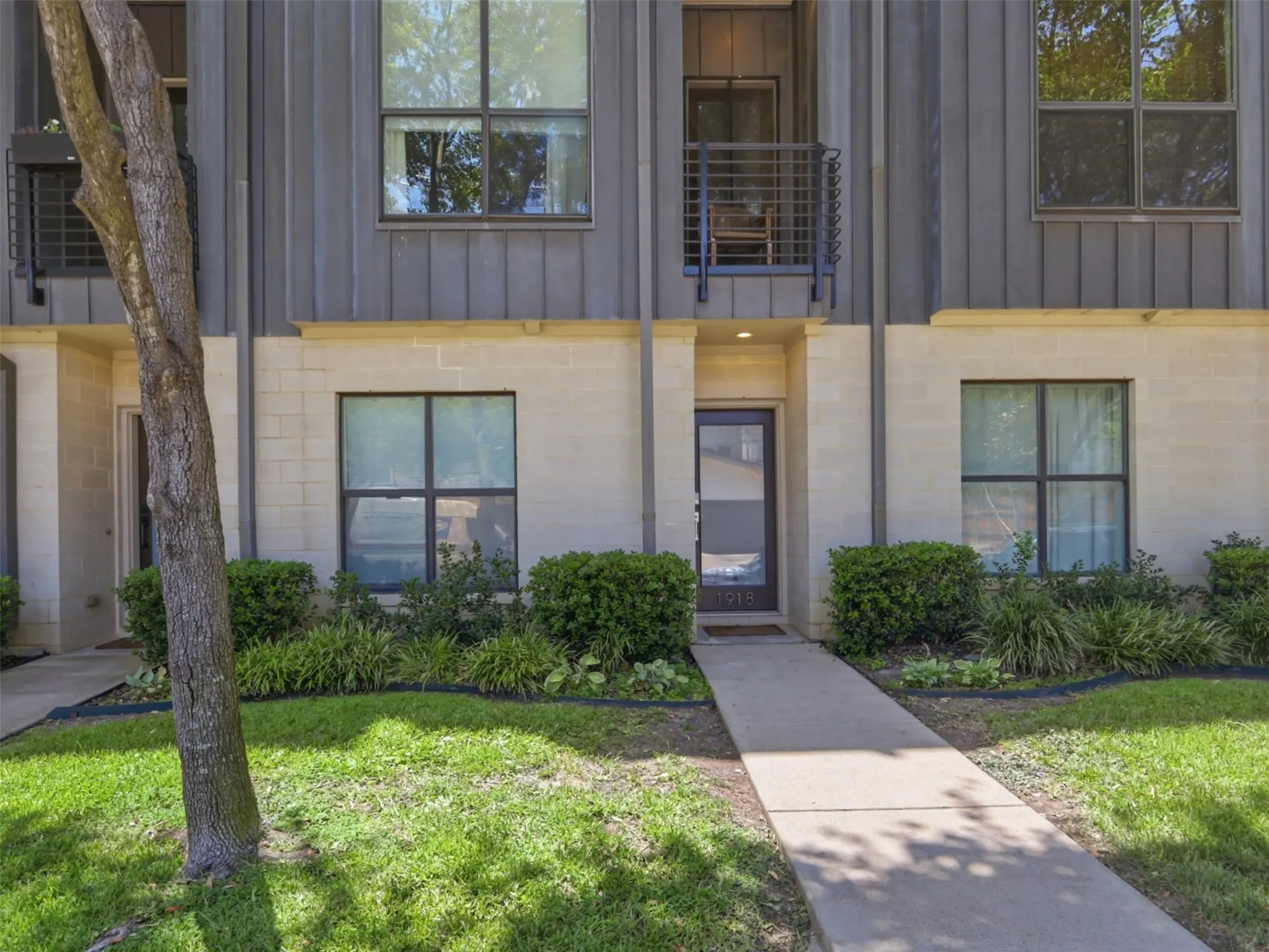 Townhouse For Sale in Dallas County , 1918 Hope Way, Dallas, Texas 75206, 3 Bedroom, 4 Bathroom, 2 Garage spaces, 2,159 Sqft, built in 2008, mls#21348056, Real Estate Agent in Dallas, Homes For Sale in Dallas county, Homes For Sale in Dallas, Realtor in Dallas Texas, Real Estate Brokerage Independent Realty Texas, Luminita Cordes Realtor