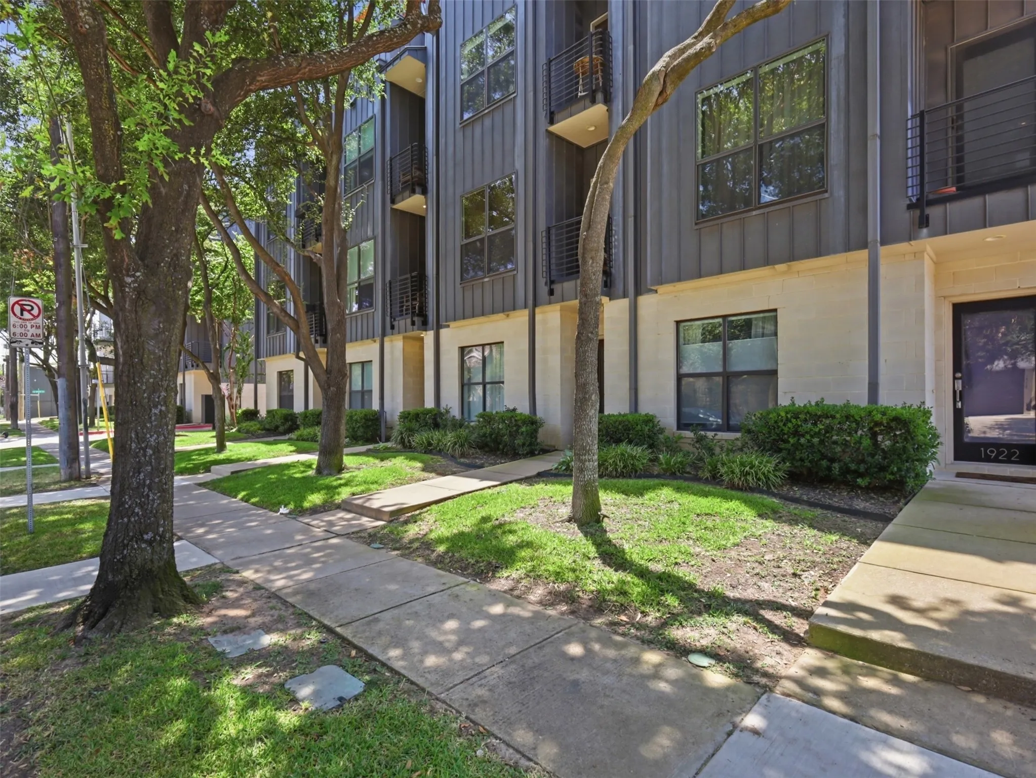 Townhouse For Sale in Dallas County , 1918 Hope Way, Dallas, Texas 75206, 3 Bedroom, 4 Bathroom, 2 Garage spaces, 2,159 Sqft, built in 2008, mls#21348056, Real Estate Agent in Dallas, Homes For Sale in Dallas county, Homes For Sale in Dallas, Realtor in Dallas Texas, Real Estate Brokerage Independent Realty Texas, Luminita Cordes Realtor