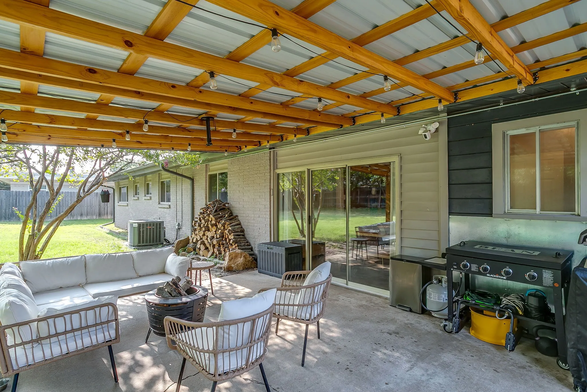Single Family Residence For Sale in Tarrant County , 7112 Culver Avenue, Fort Worth, Texas 76116, 3 Bedroom, 2 Bathroom, 2 Garage spaces, 1,470 Sqft, built in 1958, mls#21351871, Real Estate Agent in Fort Worth, Homes For Sale in Tarrant county, Homes For Sale in Fort Worth, Realtor in Fort Worth Texas, Real Estate Brokerage Independent Realty Texas, Luminita Cordes Realtor
