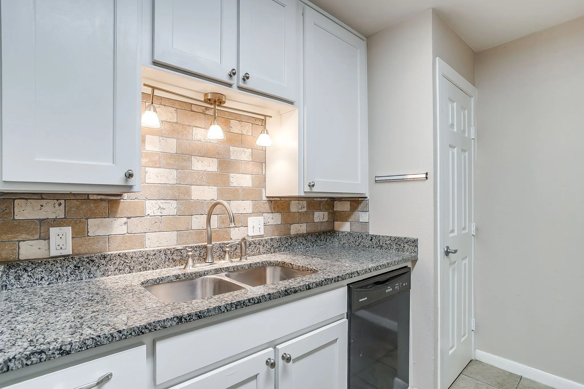 Single Family Residence For Rent in Tarrant County , 4713 Kilpatrick Avenue, Fort Worth, Texas 76107, 3 Bedroom, 2 Bathroom, Garage spaces, 1,400 Sqft, built in 1954, mls#21351881, Real Estate Agent in Fort Worth, Homes For Rent in Tarrant county, Homes For Rent in Fort Worth, Realtor in Fort Worth Texas, Real Estate Brokerage Independent Realty Texas, Luminita Cordes Realtor