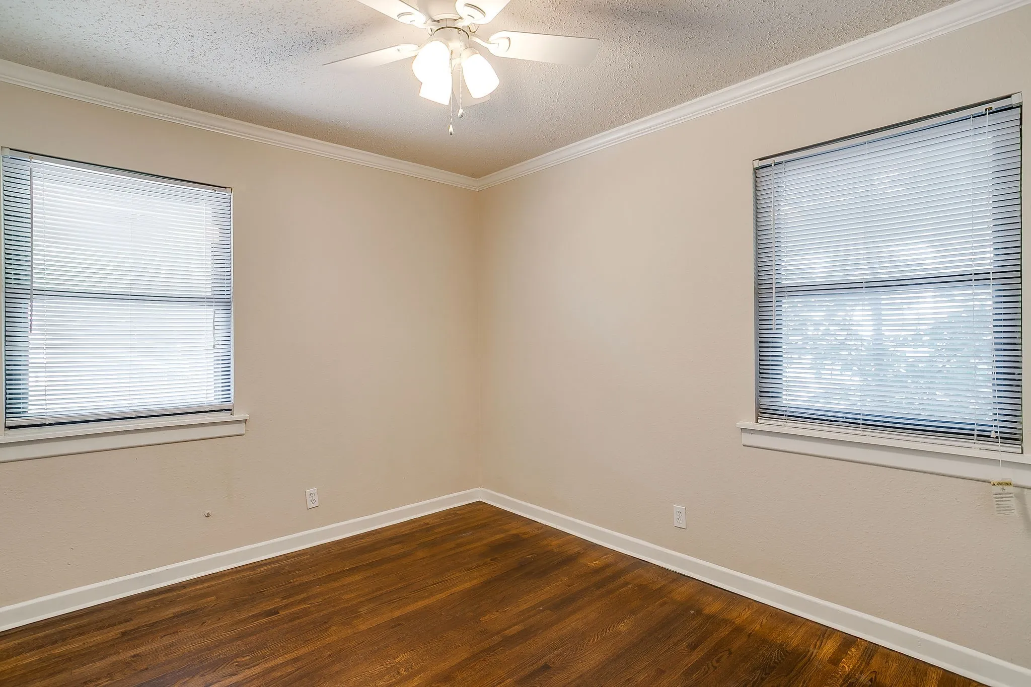 Single Family Residence For Rent in Tarrant County , 4713 Kilpatrick Avenue, Fort Worth, Texas 76107, 3 Bedroom, 2 Bathroom, Garage spaces, 1,400 Sqft, built in 1954, mls#21351881, Real Estate Agent in Fort Worth, Homes For Rent in Tarrant county, Homes For Rent in Fort Worth, Realtor in Fort Worth Texas, Real Estate Brokerage Independent Realty Texas, Luminita Cordes Realtor
