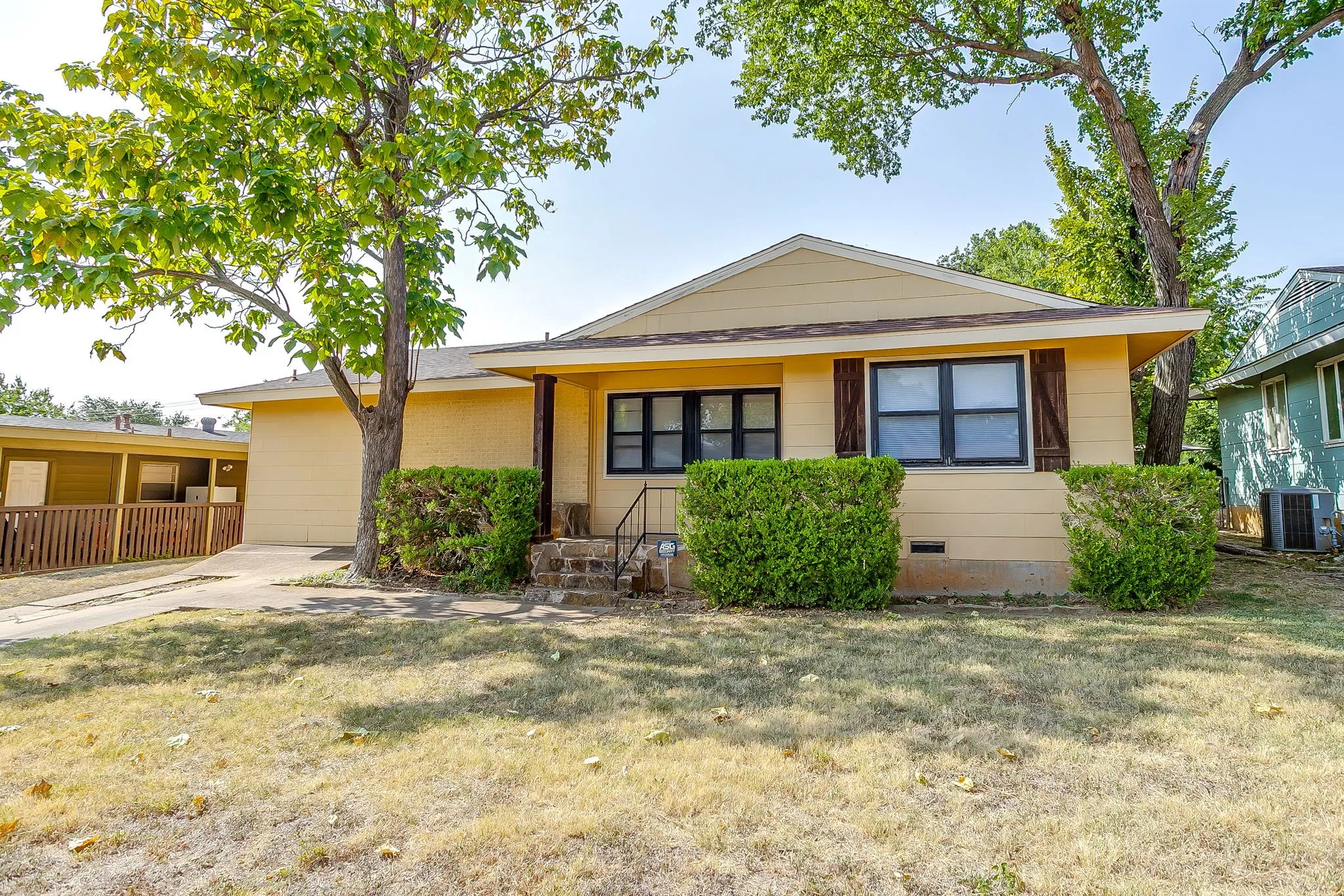 Single Family Residence For Rent in Tarrant County , 4713 Kilpatrick Avenue, Fort Worth, Texas 76107, 3 Bedroom, 2 Bathroom, Garage spaces, 1,400 Sqft, built in 1954, mls#21351881, Real Estate Agent in Fort Worth, Homes For Rent in Tarrant county, Homes For Rent in Fort Worth, Realtor in Fort Worth Texas, Real Estate Brokerage Independent Realty Texas, Luminita Cordes Realtor