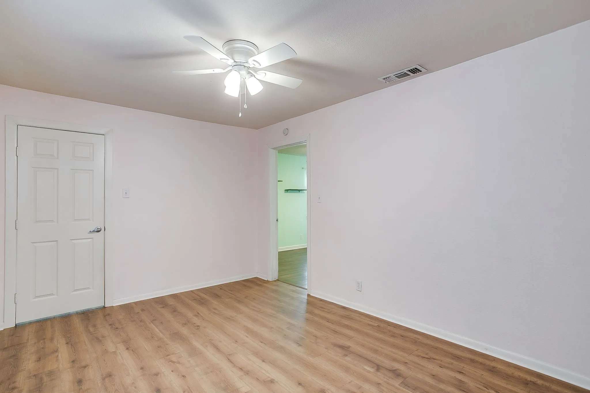 Single Family Residence For Rent in Tarrant County , 4713 Kilpatrick Avenue, Fort Worth, Texas 76107, 3 Bedroom, 2 Bathroom, Garage spaces, 1,400 Sqft, built in 1954, mls#21351881, Real Estate Agent in Fort Worth, Homes For Rent in Tarrant county, Homes For Rent in Fort Worth, Realtor in Fort Worth Texas, Real Estate Brokerage Independent Realty Texas, Luminita Cordes Realtor