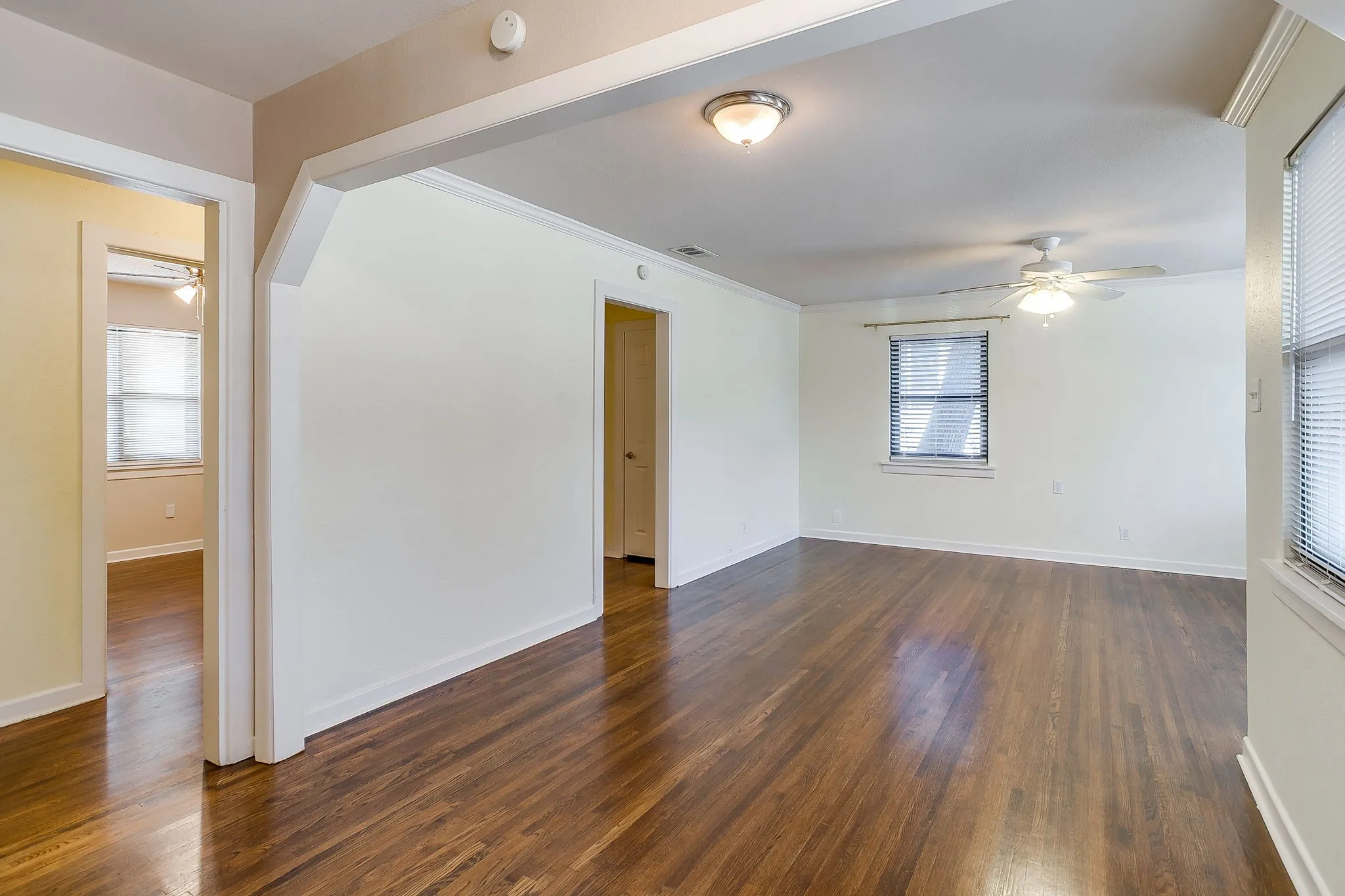 Single Family Residence For Rent in Tarrant County , 4713 Kilpatrick Avenue, Fort Worth, Texas 76107, 3 Bedroom, 2 Bathroom, Garage spaces, 1,400 Sqft, built in 1954, mls#21351881, Real Estate Agent in Fort Worth, Homes For Rent in Tarrant county, Homes For Rent in Fort Worth, Realtor in Fort Worth Texas, Real Estate Brokerage Independent Realty Texas, Luminita Cordes Realtor
