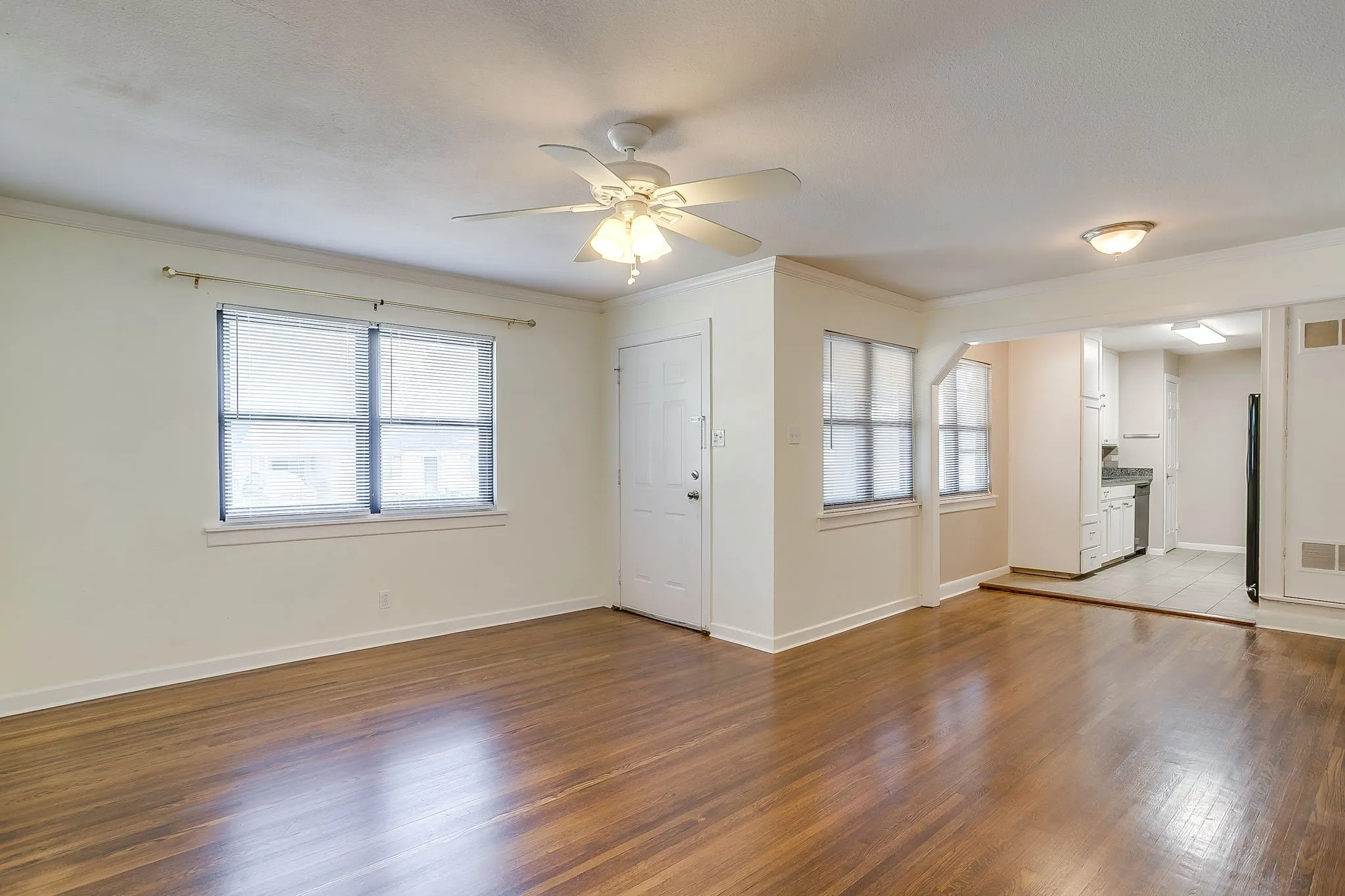 Single Family Residence For Rent in Tarrant County , 4713 Kilpatrick Avenue, Fort Worth, Texas 76107, 3 Bedroom, 2 Bathroom, Garage spaces, 1,400 Sqft, built in 1954, mls#21351881, Real Estate Agent in Fort Worth, Homes For Rent in Tarrant county, Homes For Rent in Fort Worth, Realtor in Fort Worth Texas, Real Estate Brokerage Independent Realty Texas, Luminita Cordes Realtor