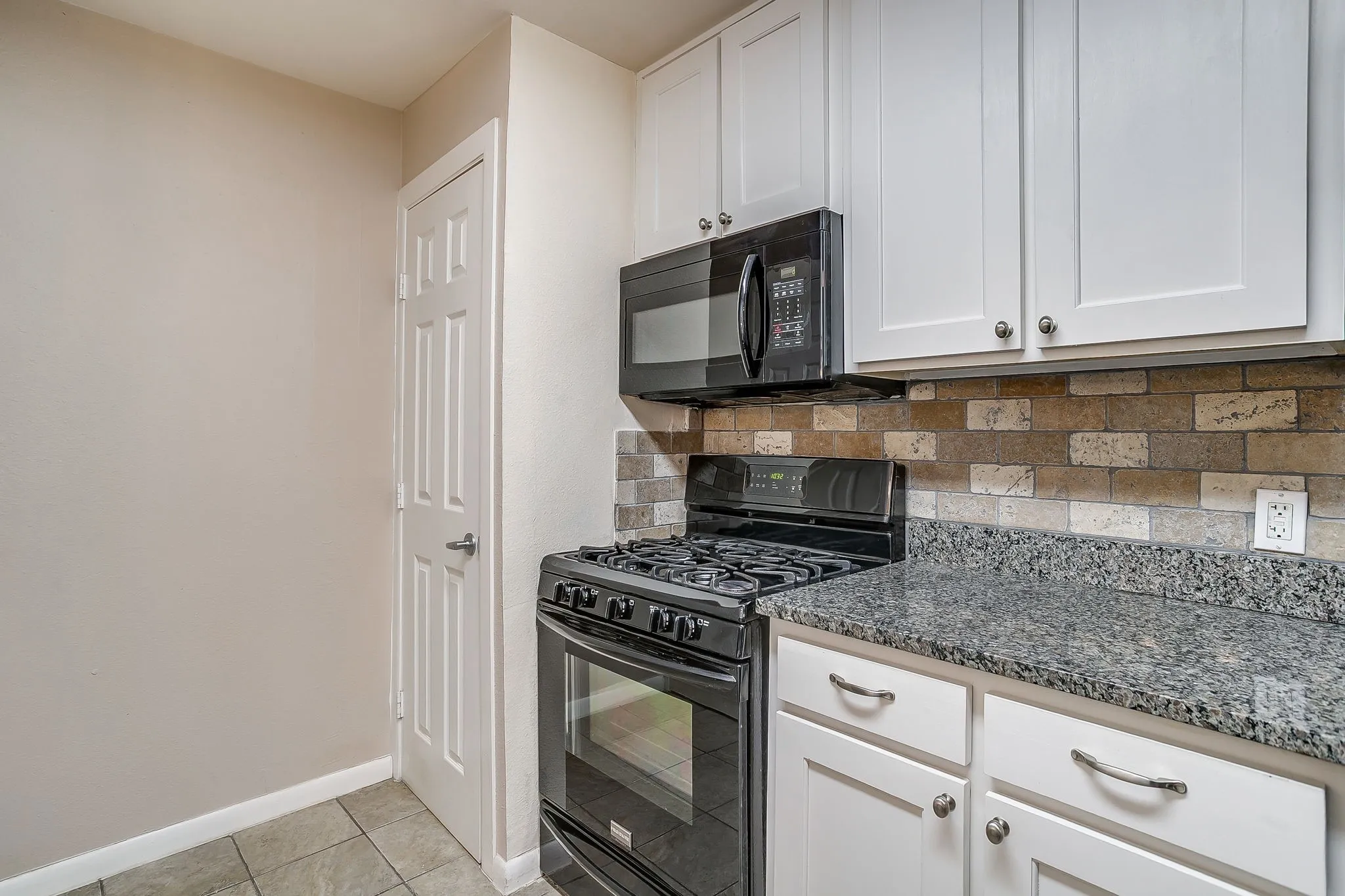 Single Family Residence For Rent in Tarrant County , 4713 Kilpatrick Avenue, Fort Worth, Texas 76107, 3 Bedroom, 2 Bathroom, Garage spaces, 1,400 Sqft, built in 1954, mls#21351881, Real Estate Agent in Fort Worth, Homes For Rent in Tarrant county, Homes For Rent in Fort Worth, Realtor in Fort Worth Texas, Real Estate Brokerage Independent Realty Texas, Luminita Cordes Realtor