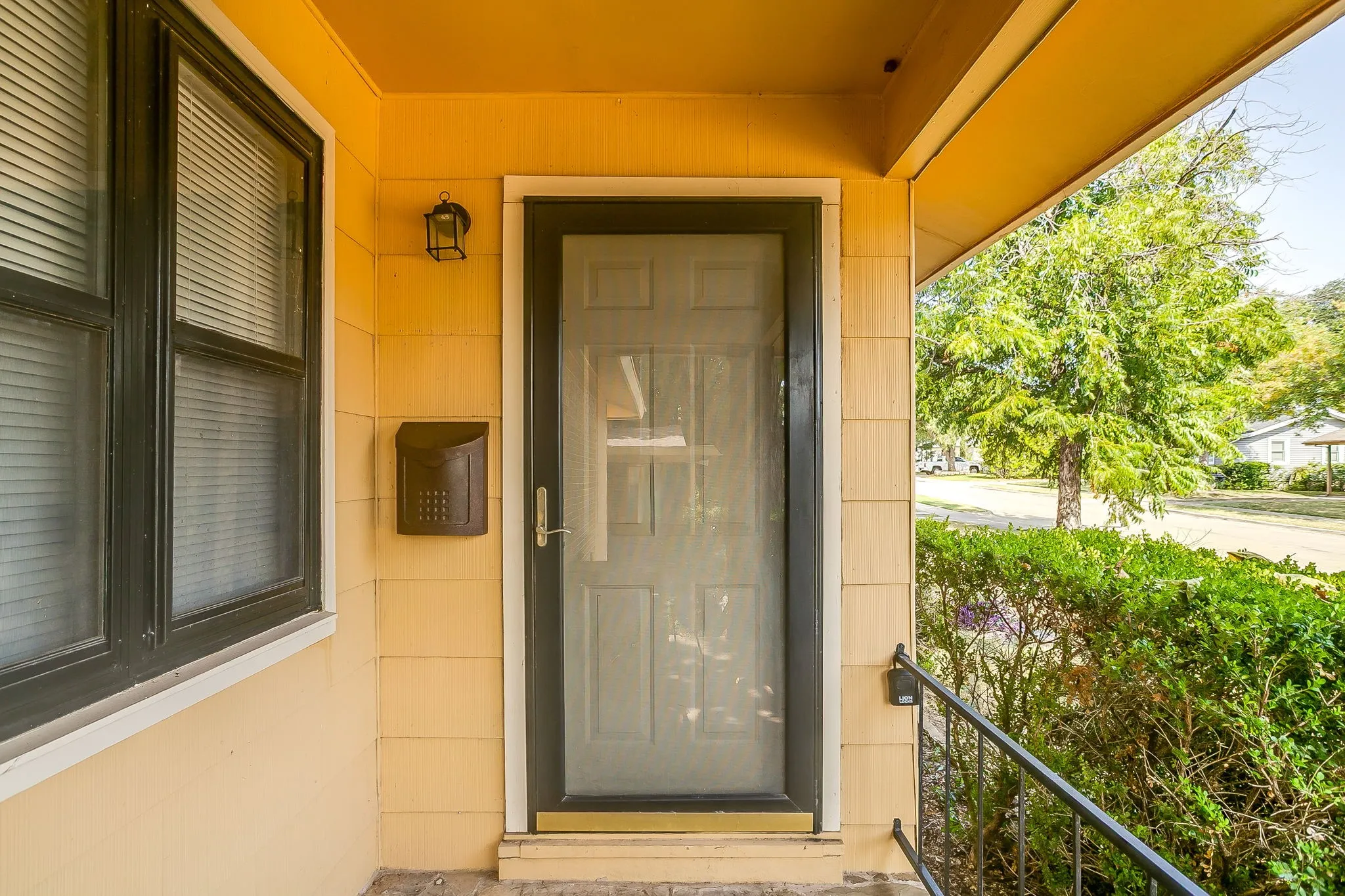 Single Family Residence For Rent in Tarrant County , 4713 Kilpatrick Avenue, Fort Worth, Texas 76107, 3 Bedroom, 2 Bathroom, Garage spaces, 1,400 Sqft, built in 1954, mls#21351881, Real Estate Agent in Fort Worth, Homes For Rent in Tarrant county, Homes For Rent in Fort Worth, Realtor in Fort Worth Texas, Real Estate Brokerage Independent Realty Texas, Luminita Cordes Realtor