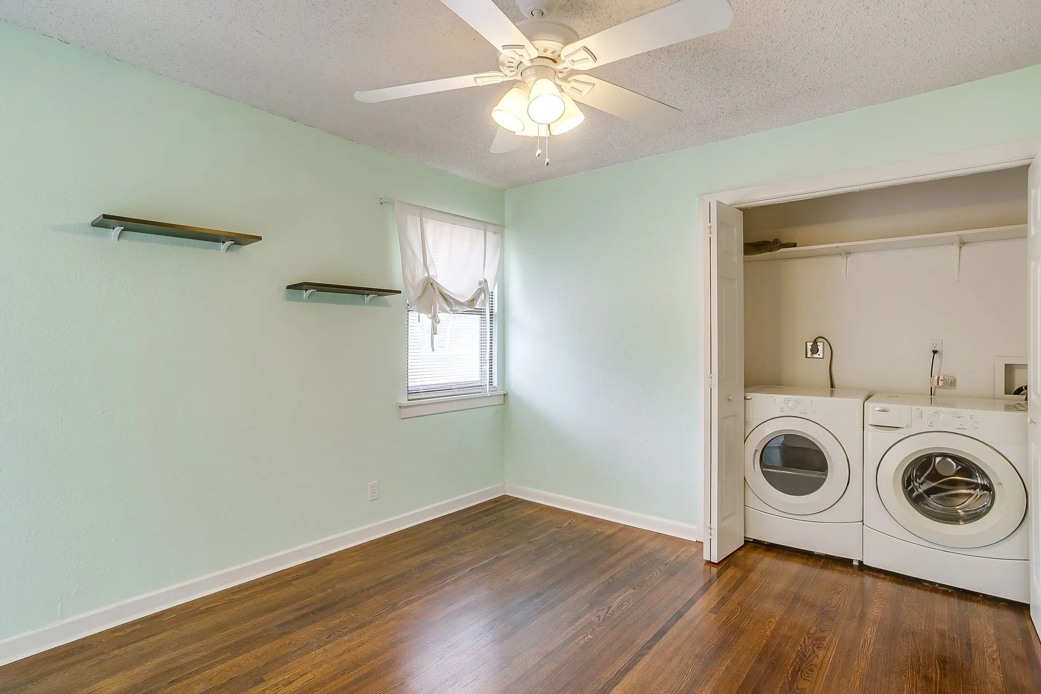 Single Family Residence For Rent in Tarrant County , 4713 Kilpatrick Avenue, Fort Worth, Texas 76107, 3 Bedroom, 2 Bathroom, Garage spaces, 1,400 Sqft, built in 1954, mls#21351881, Real Estate Agent in Fort Worth, Homes For Rent in Tarrant county, Homes For Rent in Fort Worth, Realtor in Fort Worth Texas, Real Estate Brokerage Independent Realty Texas, Luminita Cordes Realtor