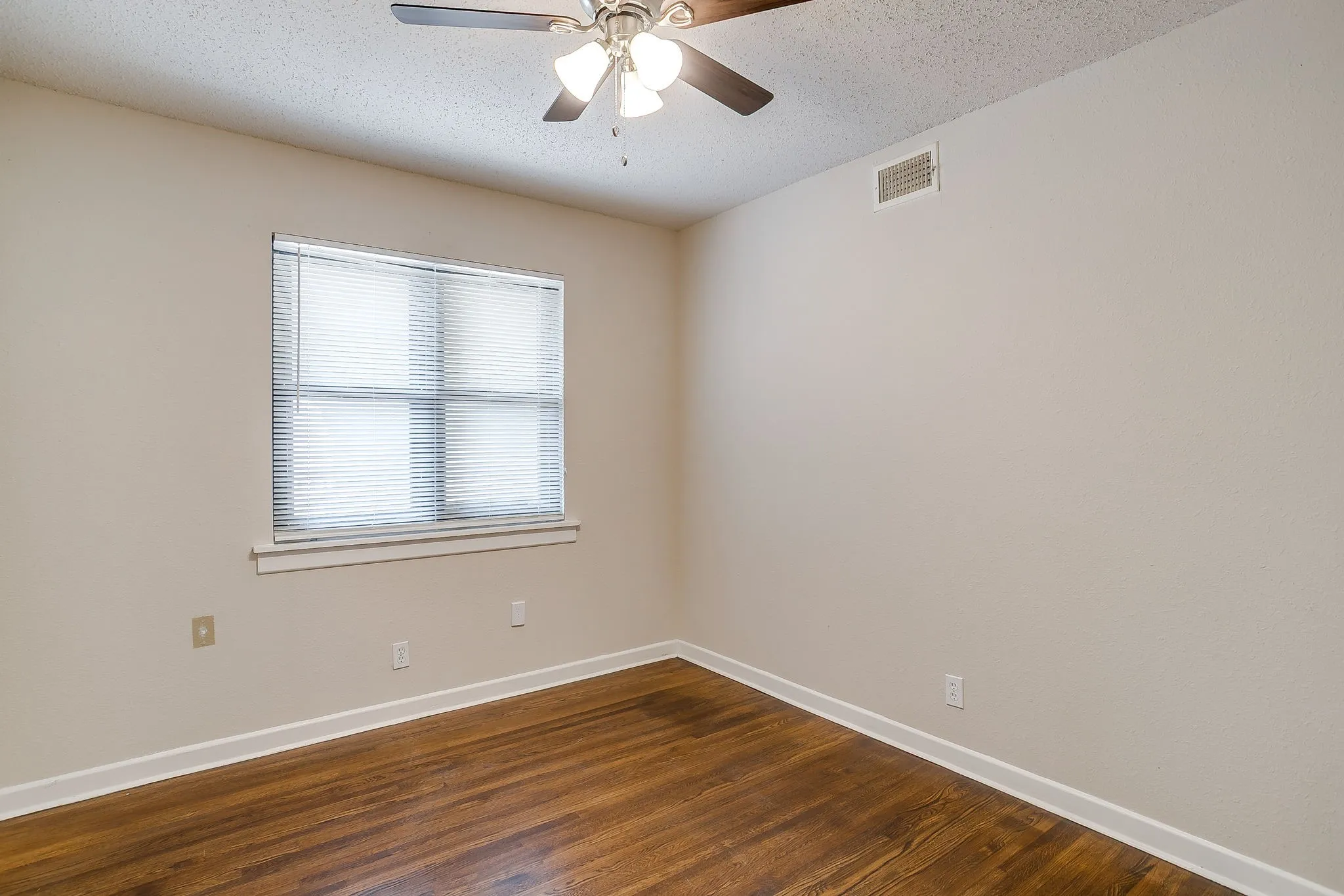 Single Family Residence For Rent in Tarrant County , 4713 Kilpatrick Avenue, Fort Worth, Texas 76107, 3 Bedroom, 2 Bathroom, Garage spaces, 1,400 Sqft, built in 1954, mls#21351881, Real Estate Agent in Fort Worth, Homes For Rent in Tarrant county, Homes For Rent in Fort Worth, Realtor in Fort Worth Texas, Real Estate Brokerage Independent Realty Texas, Luminita Cordes Realtor