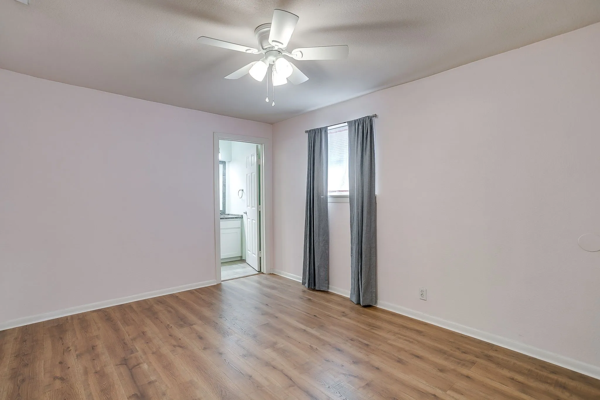 Single Family Residence For Rent in Tarrant County , 4713 Kilpatrick Avenue, Fort Worth, Texas 76107, 3 Bedroom, 2 Bathroom, Garage spaces, 1,400 Sqft, built in 1954, mls#21351881, Real Estate Agent in Fort Worth, Homes For Rent in Tarrant county, Homes For Rent in Fort Worth, Realtor in Fort Worth Texas, Real Estate Brokerage Independent Realty Texas, Luminita Cordes Realtor