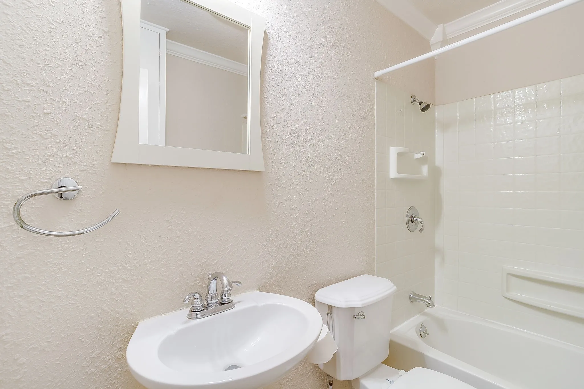 Single Family Residence For Rent in Tarrant County , 4713 Kilpatrick Avenue, Fort Worth, Texas 76107, 3 Bedroom, 2 Bathroom, Garage spaces, 1,400 Sqft, built in 1954, mls#21351881, Real Estate Agent in Fort Worth, Homes For Rent in Tarrant county, Homes For Rent in Fort Worth, Realtor in Fort Worth Texas, Real Estate Brokerage Independent Realty Texas, Luminita Cordes Realtor