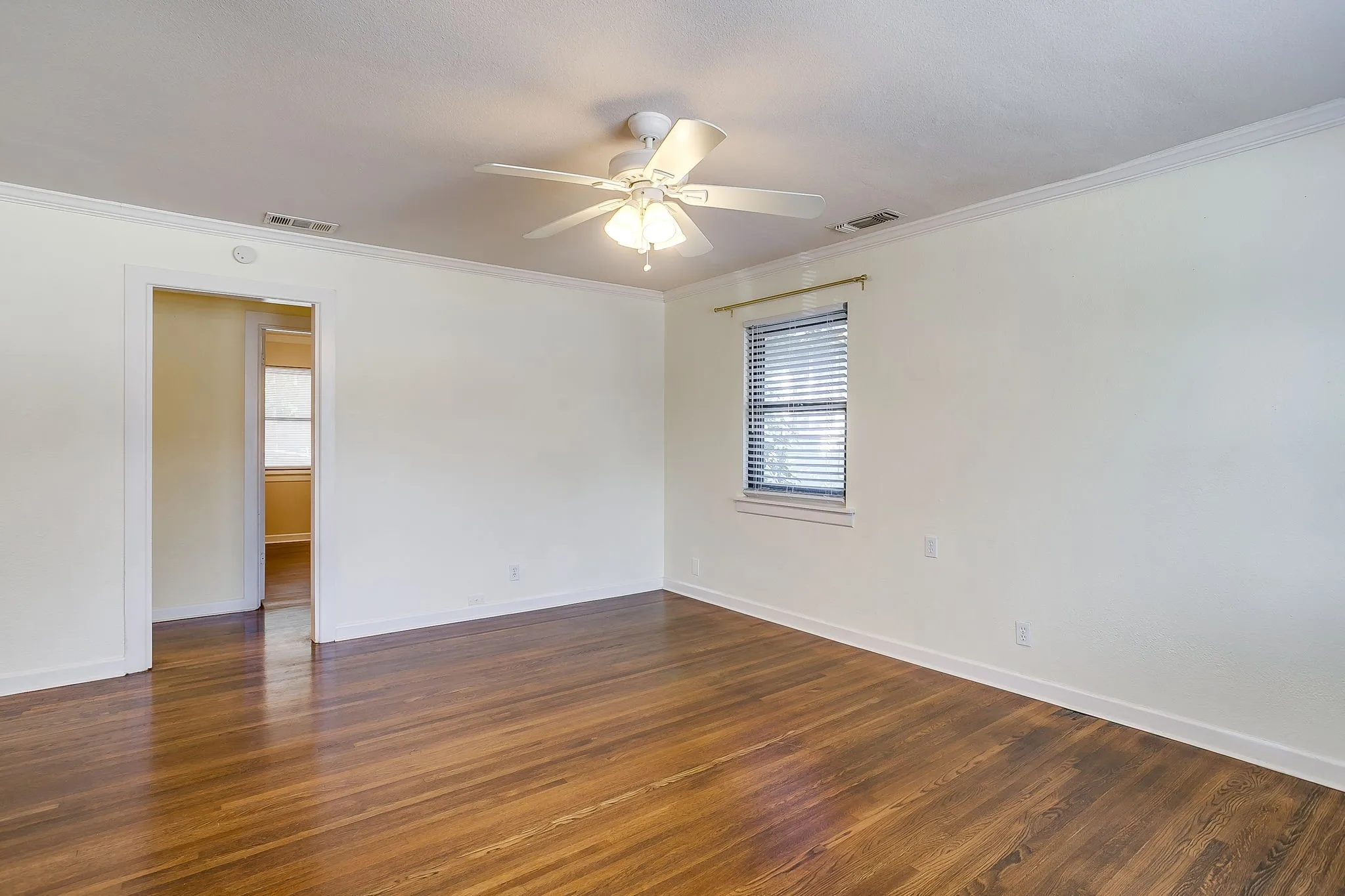 Single Family Residence For Rent in Tarrant County , 4713 Kilpatrick Avenue, Fort Worth, Texas 76107, 3 Bedroom, 2 Bathroom, Garage spaces, 1,400 Sqft, built in 1954, mls#21351881, Real Estate Agent in Fort Worth, Homes For Rent in Tarrant county, Homes For Rent in Fort Worth, Realtor in Fort Worth Texas, Real Estate Brokerage Independent Realty Texas, Luminita Cordes Realtor