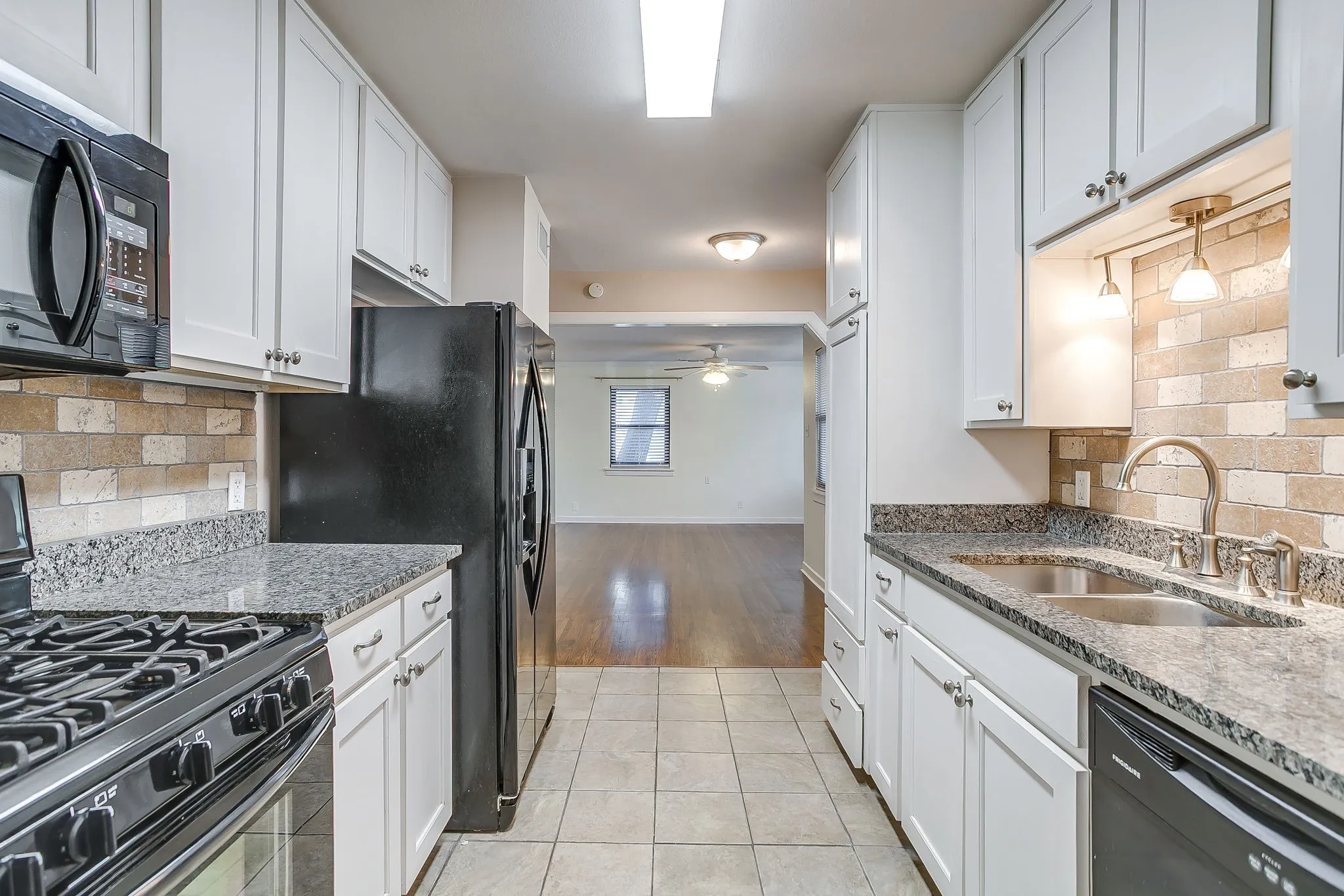 Single Family Residence For Rent in Tarrant County , 4713 Kilpatrick Avenue, Fort Worth, Texas 76107, 3 Bedroom, 2 Bathroom, Garage spaces, 1,400 Sqft, built in 1954, mls#21351881, Real Estate Agent in Fort Worth, Homes For Rent in Tarrant county, Homes For Rent in Fort Worth, Realtor in Fort Worth Texas, Real Estate Brokerage Independent Realty Texas, Luminita Cordes Realtor