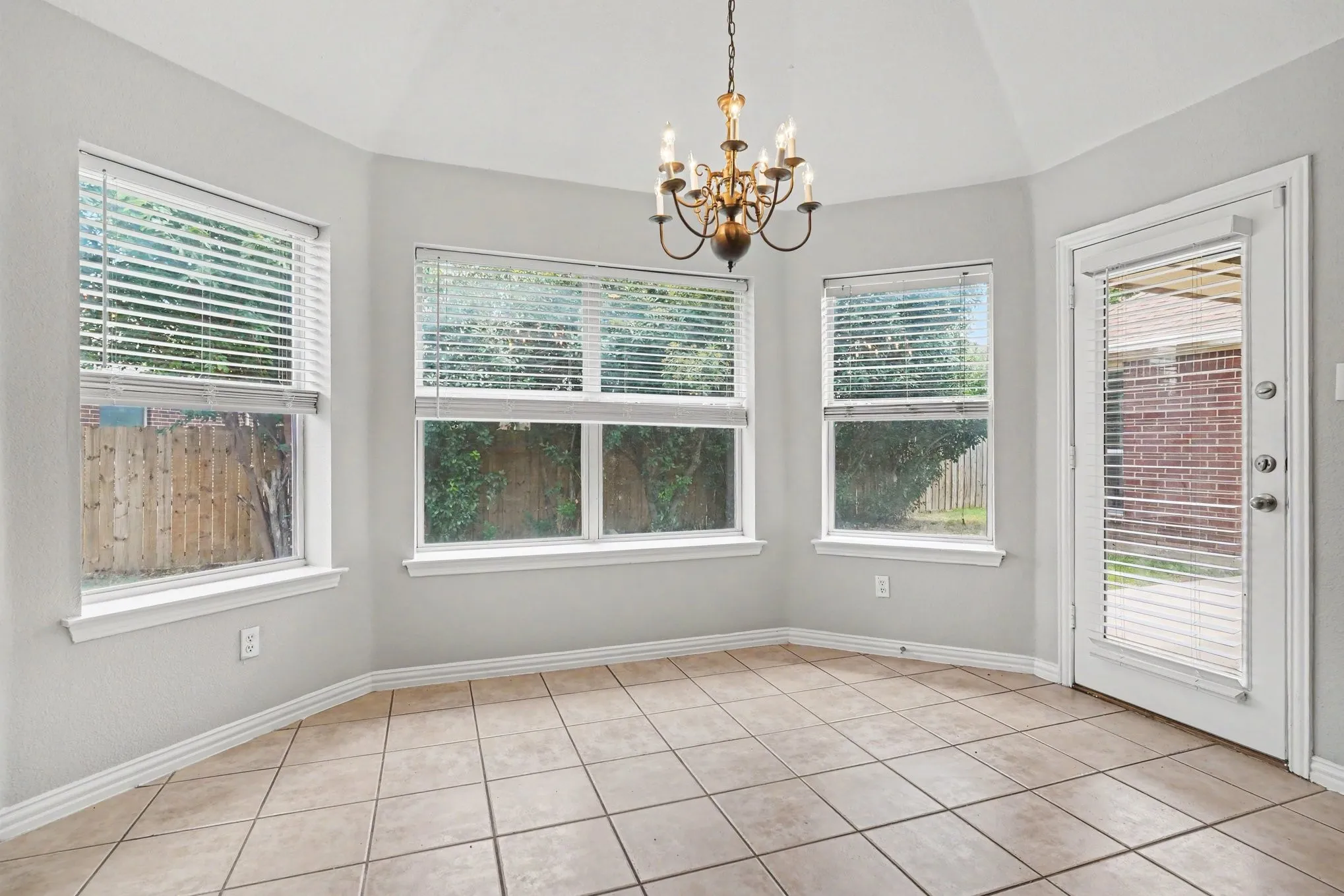 Single Family Residence For Sale in Tarrant County , 4968 Happy Trail, Fort Worth, Texas 76244, 4 Bedroom, 2 Bathroom, 2 Garage spaces, 1,902 Sqft, built in 2002, mls#21346563, Real Estate Agent in Fort Worth, Homes For Sale in Tarrant county, Homes For Sale in Fort Worth, Realtor in Fort Worth Texas, Real Estate Brokerage Independent Realty Texas, Luminita Cordes Realtor