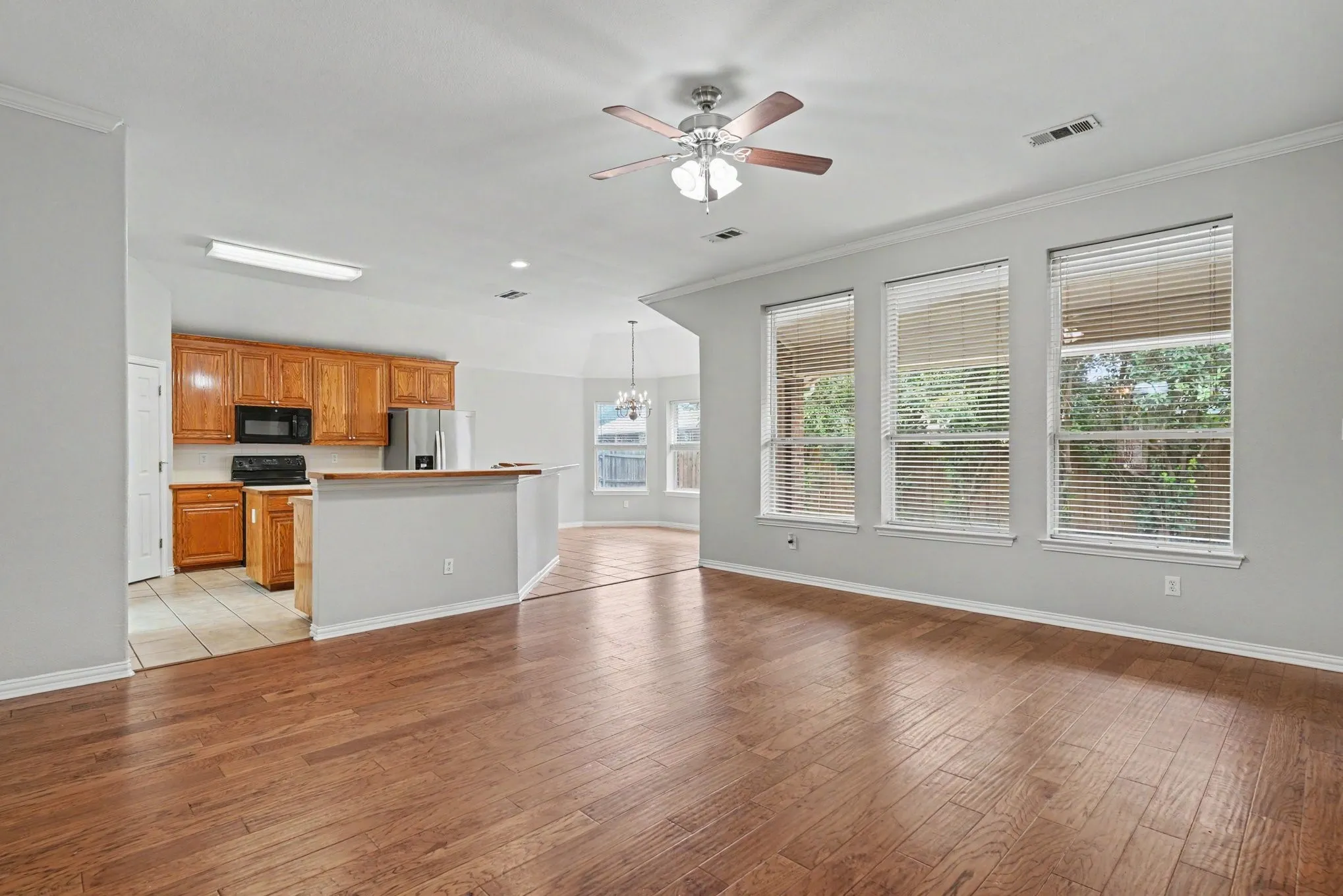 Single Family Residence For Sale in Tarrant County , 4968 Happy Trail, Fort Worth, Texas 76244, 4 Bedroom, 2 Bathroom, 2 Garage spaces, 1,902 Sqft, built in 2002, mls#21346563, Real Estate Agent in Fort Worth, Homes For Sale in Tarrant county, Homes For Sale in Fort Worth, Realtor in Fort Worth Texas, Real Estate Brokerage Independent Realty Texas, Luminita Cordes Realtor
