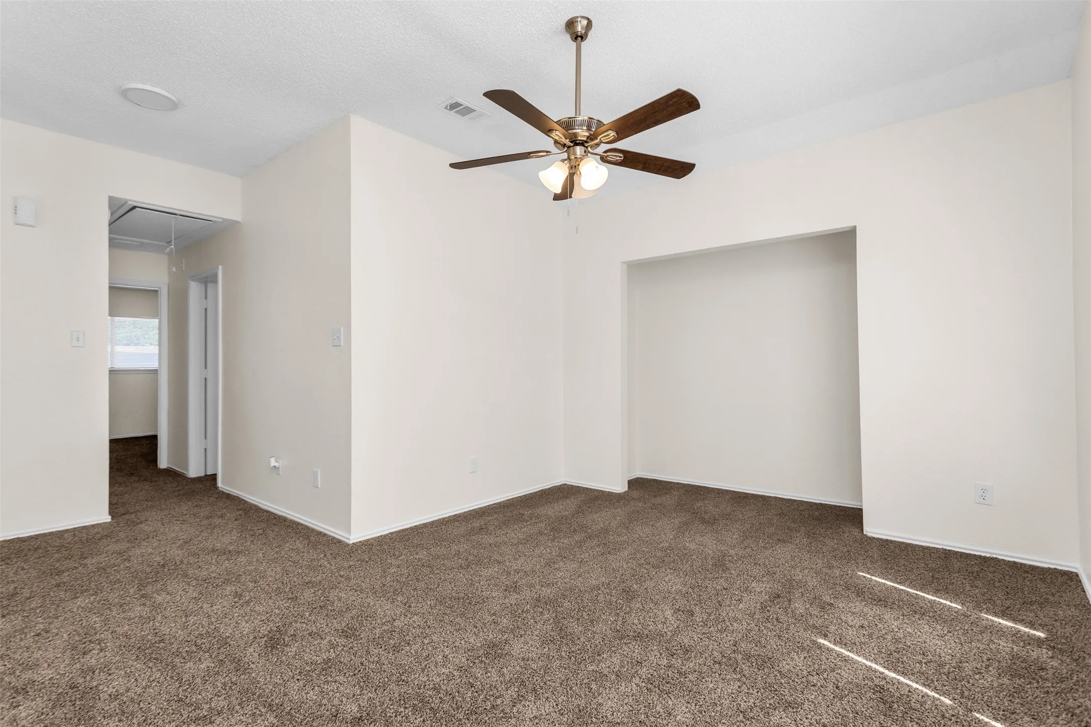 Single Family Residence For Sale in Dallas County , 11805 S Eloise, Balch Springs, Texas 75180, 3 Bedroom, 2 Bathroom, 2 Garage spaces, 1,719 Sqft, built in 1986, mls#21349001, Real Estate Agent in Balch Springs, Homes For Sale in Dallas county, Homes For Sale in Balch Springs, Realtor in Balch Springs Texas, Real Estate Brokerage Independent Realty Texas, Luminita Cordes Realtor