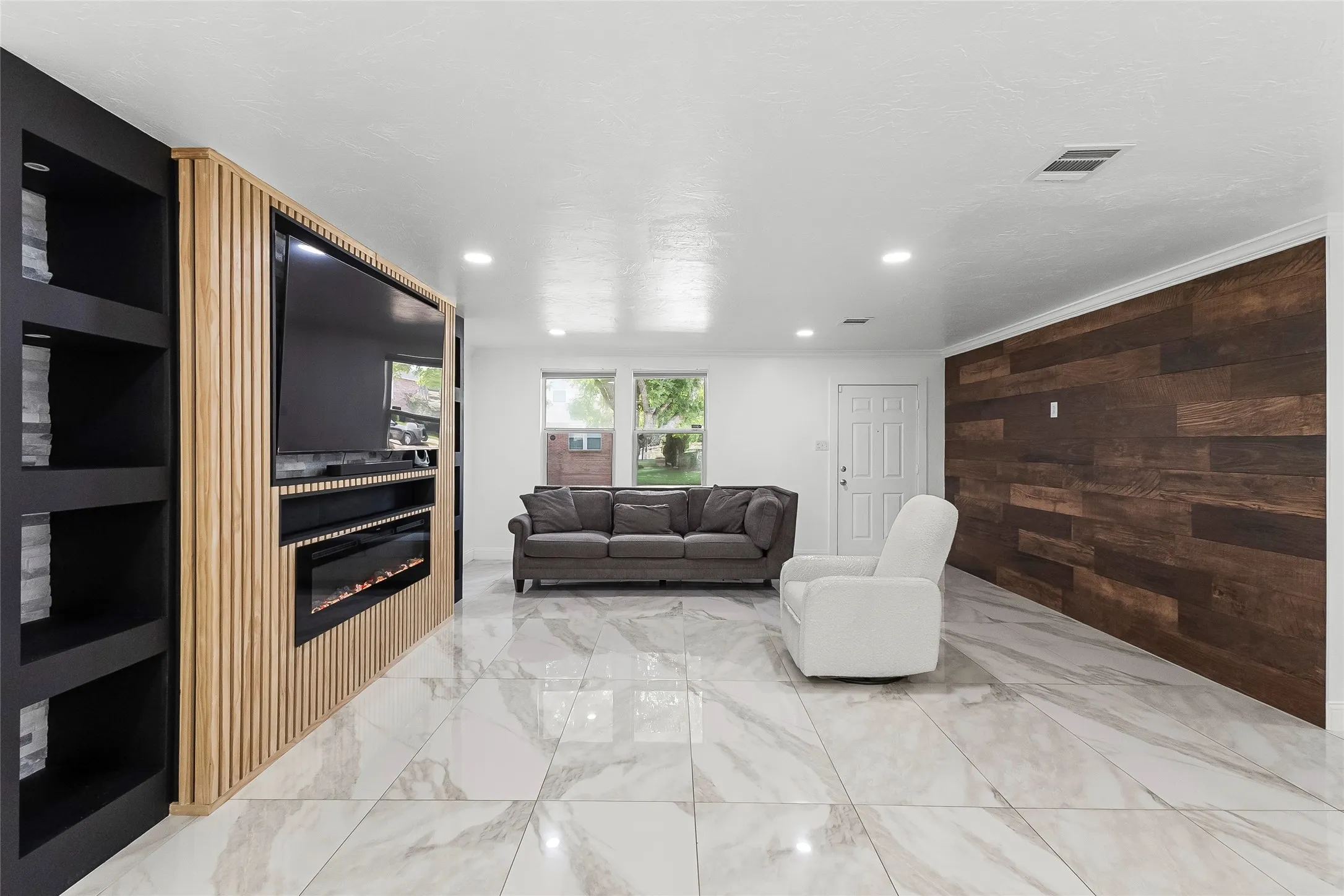 Single Family Residence For Sale in Tarrant County , 9121 Riding Stable Lane, Fort Worth, Texas 76123, 3 Bedroom, 2 Bathroom, 2 Garage spaces, 1,860 Sqft, built in 2004, mls#21351897, Real Estate Agent in Fort Worth, Homes For Sale in Tarrant county, Homes For Sale in Fort Worth, Realtor in Fort Worth Texas, Real Estate Brokerage Independent Realty Texas, Luminita Cordes Realtor