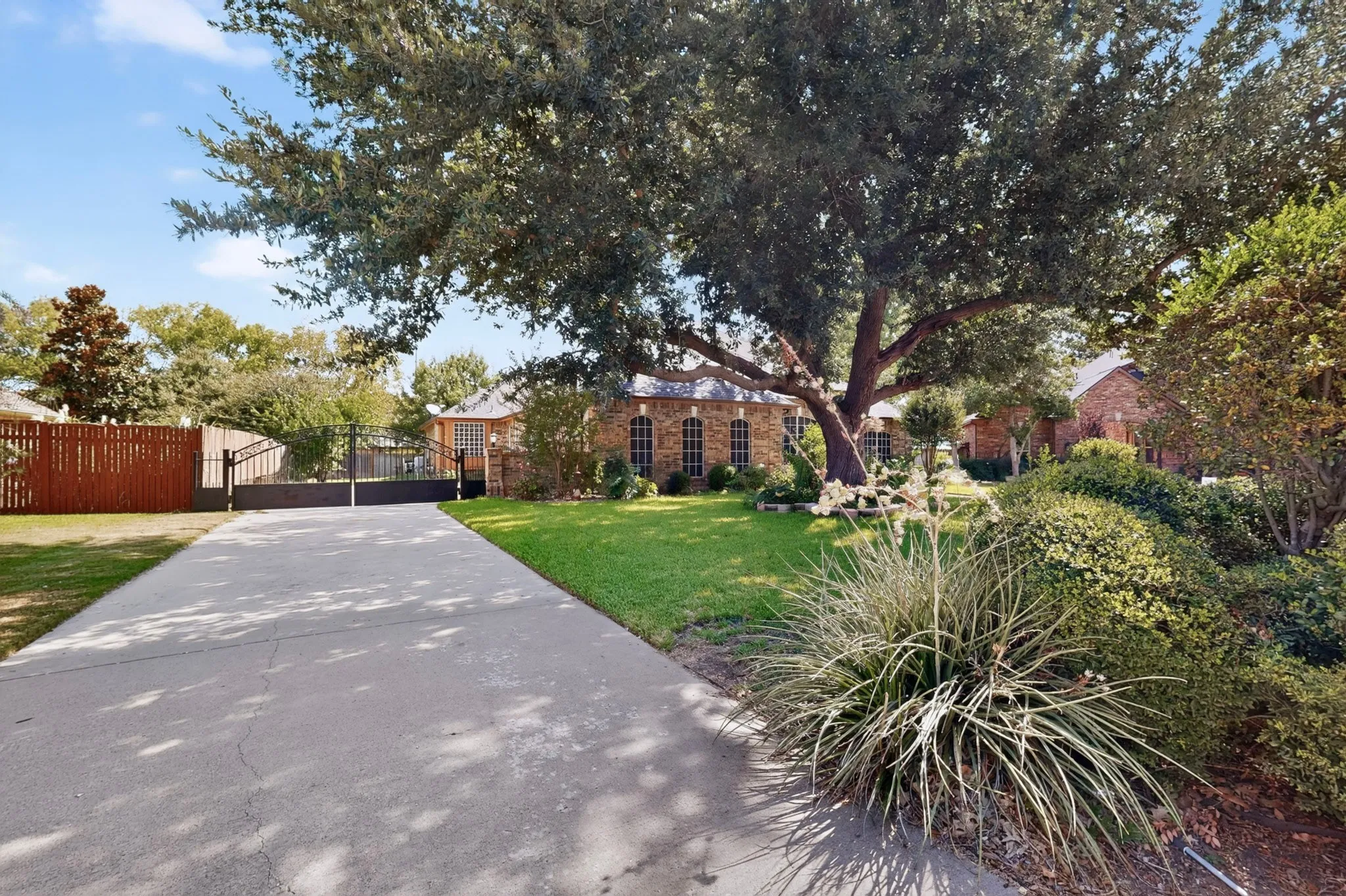 Single Family Residence For Rent in Tarrant County , 713 Mockingbird Court, Crowley, Texas 76036, 3 Bedroom, 3 Bathroom, 2 Garage spaces, 2,522 Sqft, built in 1996, mls#21349912, Real Estate Agent in Crowley, Homes For Rent in Tarrant county, Homes For Rent in Crowley, Realtor in Crowley Texas, Real Estate Brokerage Independent Realty Texas, Luminita Cordes Realtor