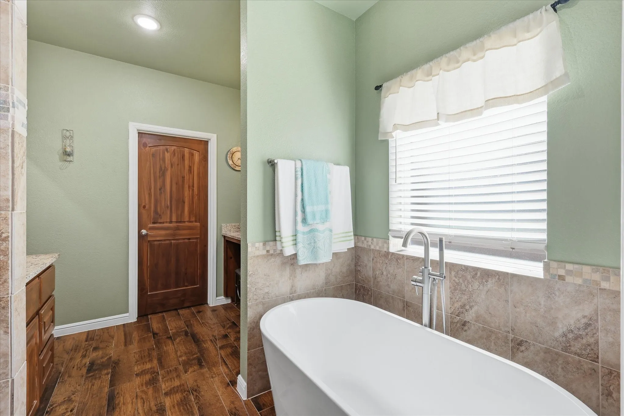 Single Family Residence For Sale in Tarrant County , 7200 Courtney Drive, Azle, Texas 76020, 3 Bedroom, 3 Bathroom, 2 Garage spaces, 2,952 Sqft, built in 2020, mls#21351898, Real Estate Agent in Azle, Homes For Sale in Tarrant county, Homes For Sale in Azle, Realtor in Azle Texas, Real Estate Brokerage Independent Realty Texas, Luminita Cordes Realtor