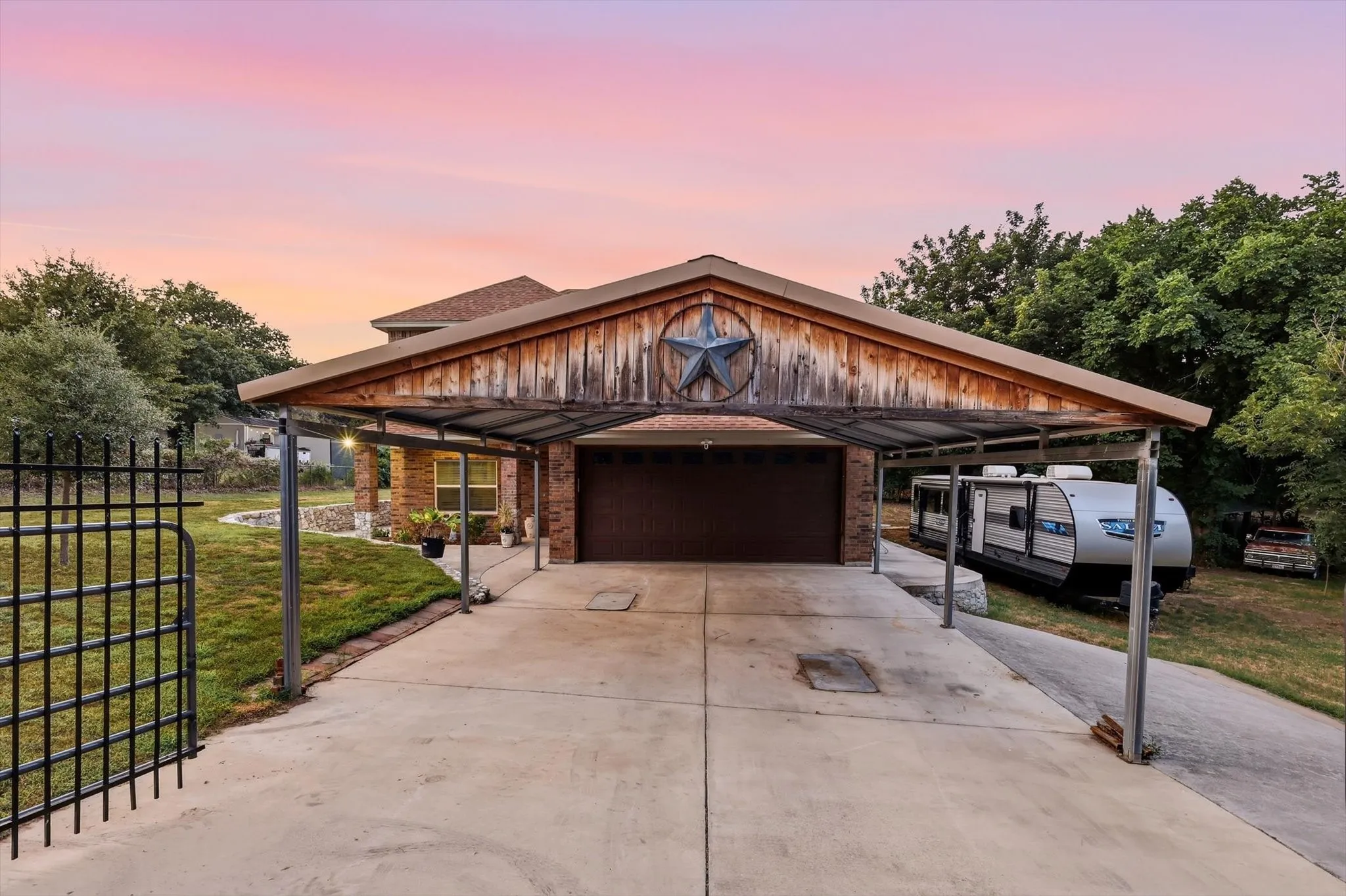 Single Family Residence For Sale in Tarrant County , 7200 Courtney Drive, Azle, Texas 76020, 3 Bedroom, 3 Bathroom, 2 Garage spaces, 2,952 Sqft, built in 2020, mls#21351898, Real Estate Agent in Azle, Homes For Sale in Tarrant county, Homes For Sale in Azle, Realtor in Azle Texas, Real Estate Brokerage Independent Realty Texas, Luminita Cordes Realtor