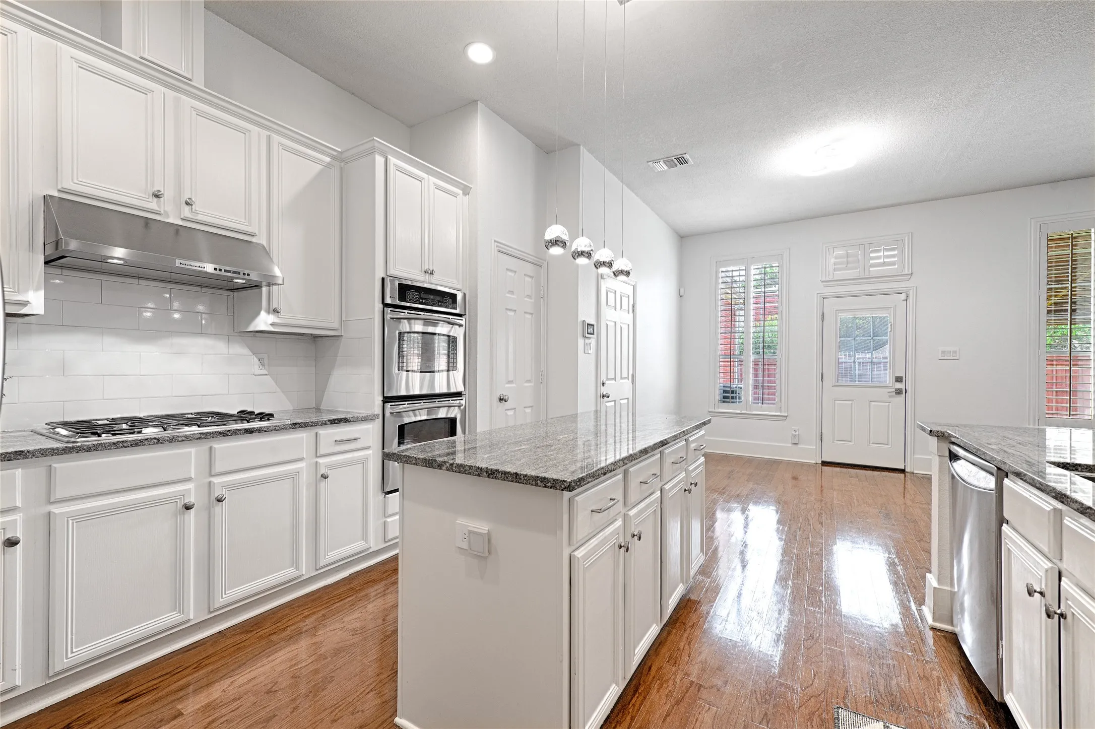 Single Family Residence For Sale in Dallas County , 9718 Wolf Creek Drive, Irving, Texas 75063, 4 Bedroom, 3 Bathroom, 2 Garage spaces, 2,414 Sqft, built in 1995, mls#21351909, Real Estate Agent in Irving, Homes For Sale in Dallas county, Homes For Sale in Irving, Realtor in Irving Texas, Real Estate Brokerage Independent Realty Texas, Luminita Cordes Realtor