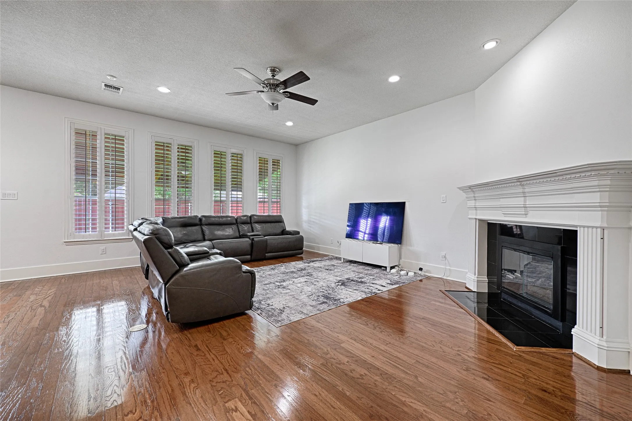 Single Family Residence For Sale in Dallas County , 9718 Wolf Creek Drive, Irving, Texas 75063, 4 Bedroom, 3 Bathroom, 2 Garage spaces, 2,414 Sqft, built in 1995, mls#21351909, Real Estate Agent in Irving, Homes For Sale in Dallas county, Homes For Sale in Irving, Realtor in Irving Texas, Real Estate Brokerage Independent Realty Texas, Luminita Cordes Realtor