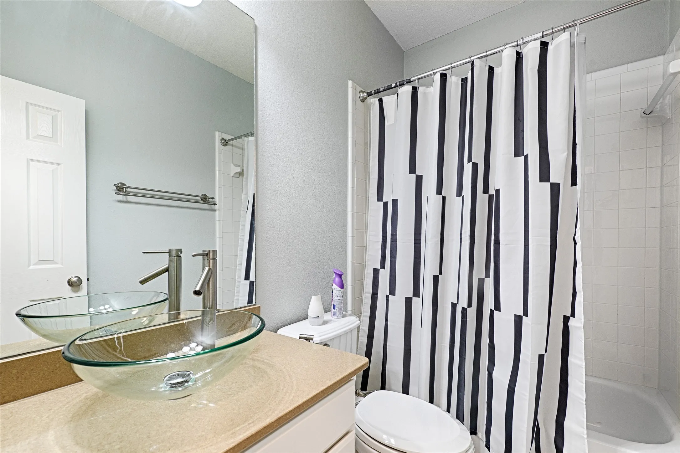 Full Bathroom 2, front alcove