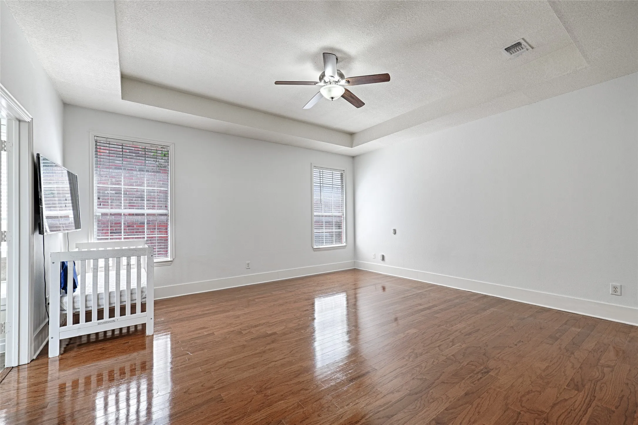 Single Family Residence For Sale in Dallas County , 9718 Wolf Creek Drive, Irving, Texas 75063, 4 Bedroom, 3 Bathroom, 2 Garage spaces, 2,414 Sqft, built in 1995, mls#21351909, Real Estate Agent in Irving, Homes For Sale in Dallas county, Homes For Sale in Irving, Realtor in Irving Texas, Real Estate Brokerage Independent Realty Texas, Luminita Cordes Realtor