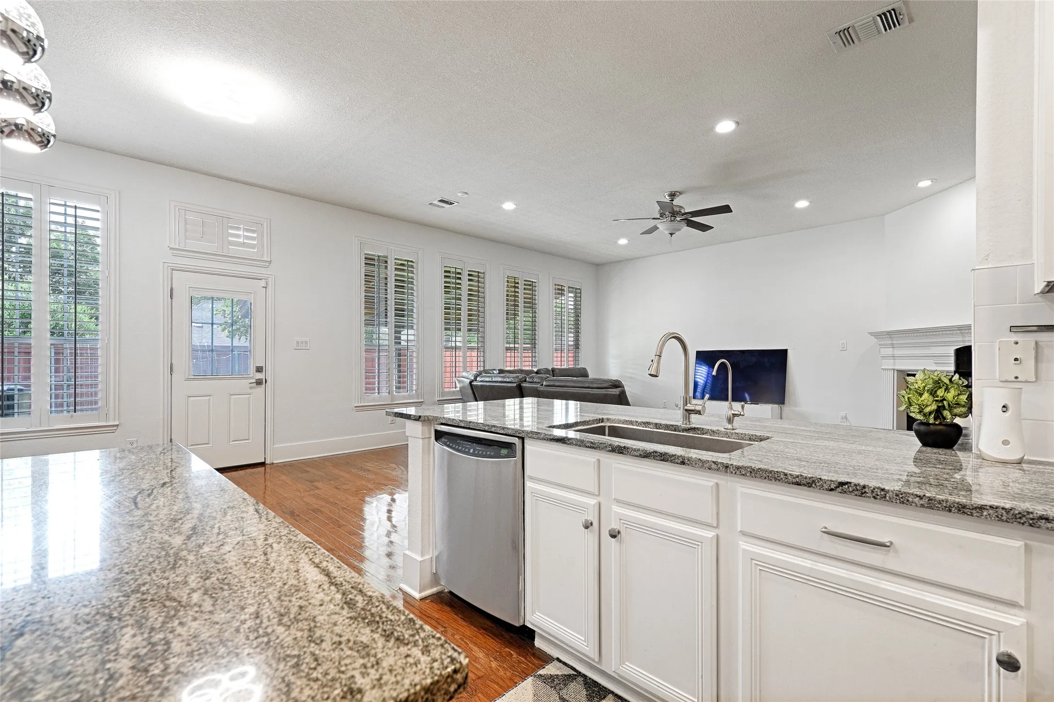Single Family Residence For Sale in Dallas County , 9718 Wolf Creek Drive, Irving, Texas 75063, 4 Bedroom, 3 Bathroom, 2 Garage spaces, 2,414 Sqft, built in 1995, mls#21351909, Real Estate Agent in Irving, Homes For Sale in Dallas county, Homes For Sale in Irving, Realtor in Irving Texas, Real Estate Brokerage Independent Realty Texas, Luminita Cordes Realtor