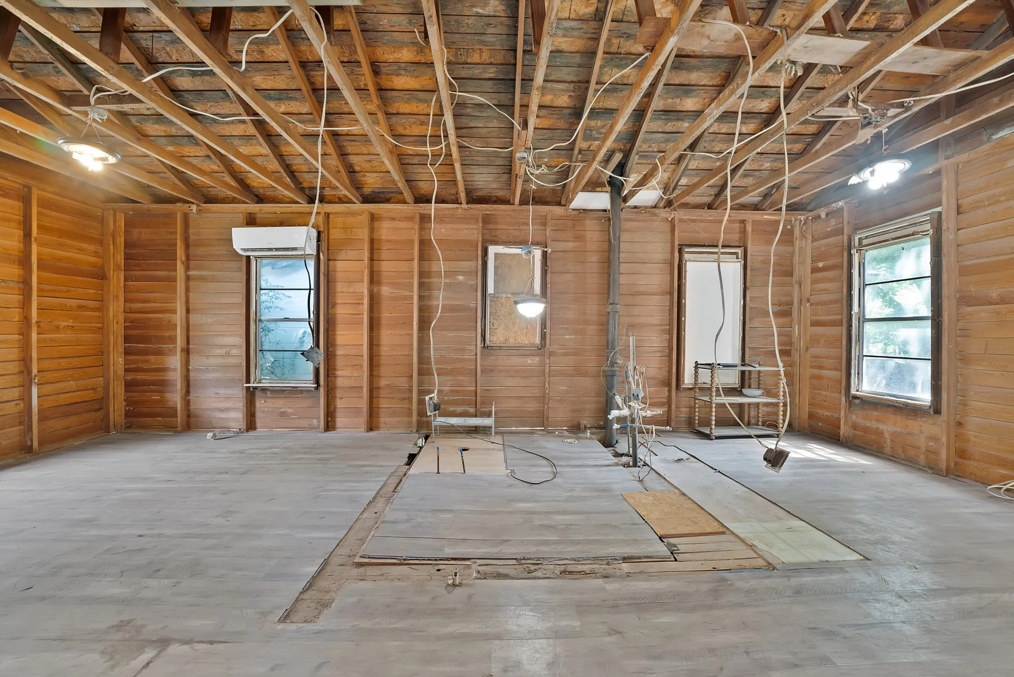 Single Family Residence For Sale in Tarrant County , 515 Woodrow Avenue, Fort Worth, Texas 76105, 2 Bedrooms, 1 Bathroom, 1 Garage spaces, 644 Sqft, built in 1922, Price $115,000, mls#21349745, Real Estate Agent in Fort Worth, Homes For Sale in Tarrant county, Homes For Sale in Fort Worth, Realtor in Fort Worth Texas, Real Estate Brokerage Independent Realty Texas, Luminita Cordes Realtor