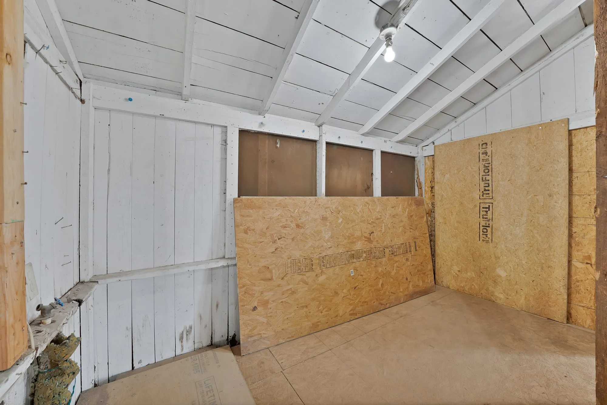 Single Family Residence For Sale in Tarrant County , 515 Woodrow Avenue, Fort Worth, Texas 76105, 2 Bedrooms, 1 Bathroom, 1 Garage spaces, 644 Sqft, built in 1922, Price $115,000, mls#21349745, Real Estate Agent in Fort Worth, Homes For Sale in Tarrant county, Homes For Sale in Fort Worth, Realtor in Fort Worth Texas, Real Estate Brokerage Independent Realty Texas, Luminita Cordes Realtor