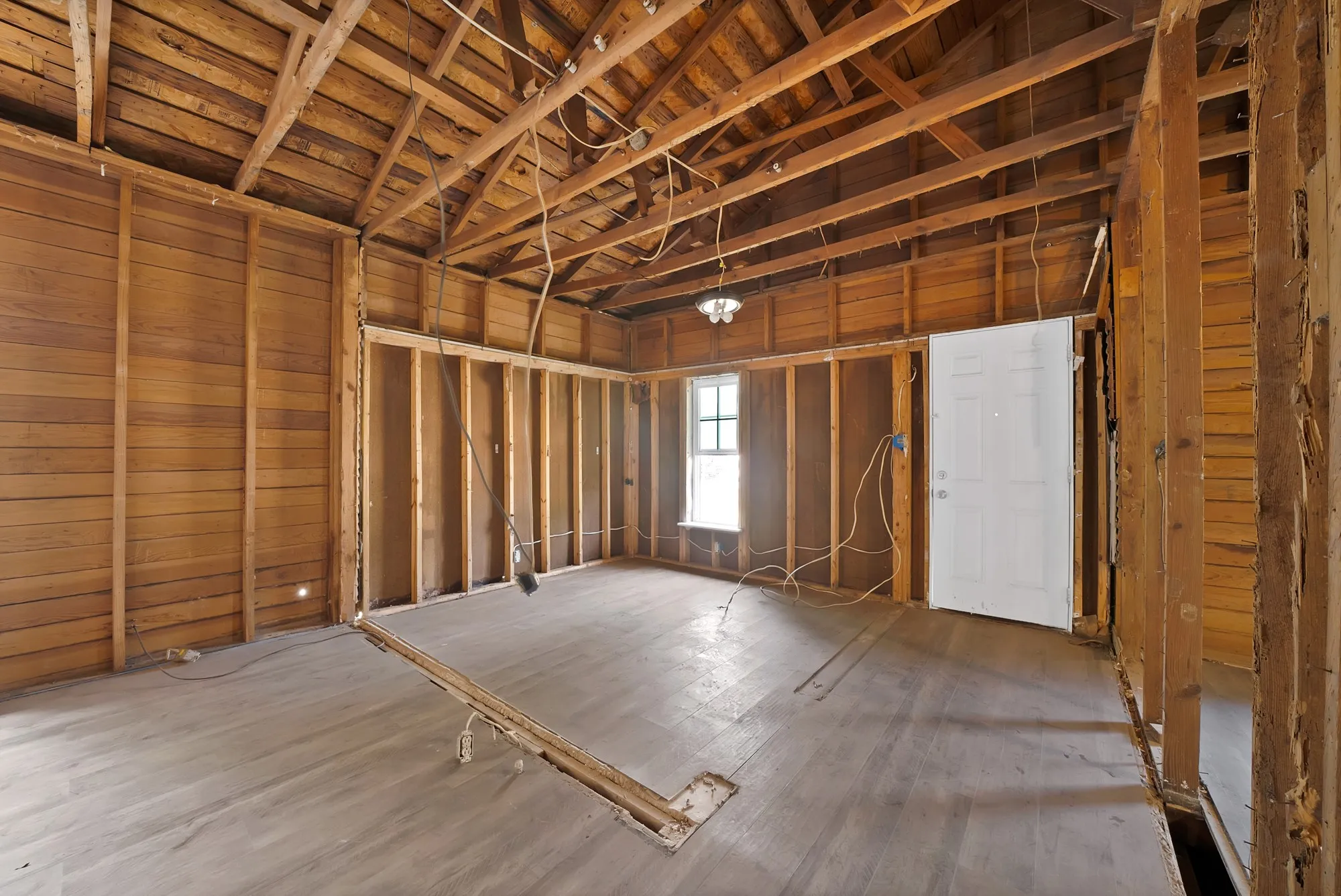 Single Family Residence For Sale in Tarrant County , 515 Woodrow Avenue, Fort Worth, Texas 76105, 2 Bedrooms, 1 Bathroom, 1 Garage spaces, 644 Sqft, built in 1922, Price $115,000, mls#21349745, Real Estate Agent in Fort Worth, Homes For Sale in Tarrant county, Homes For Sale in Fort Worth, Realtor in Fort Worth Texas, Real Estate Brokerage Independent Realty Texas, Luminita Cordes Realtor