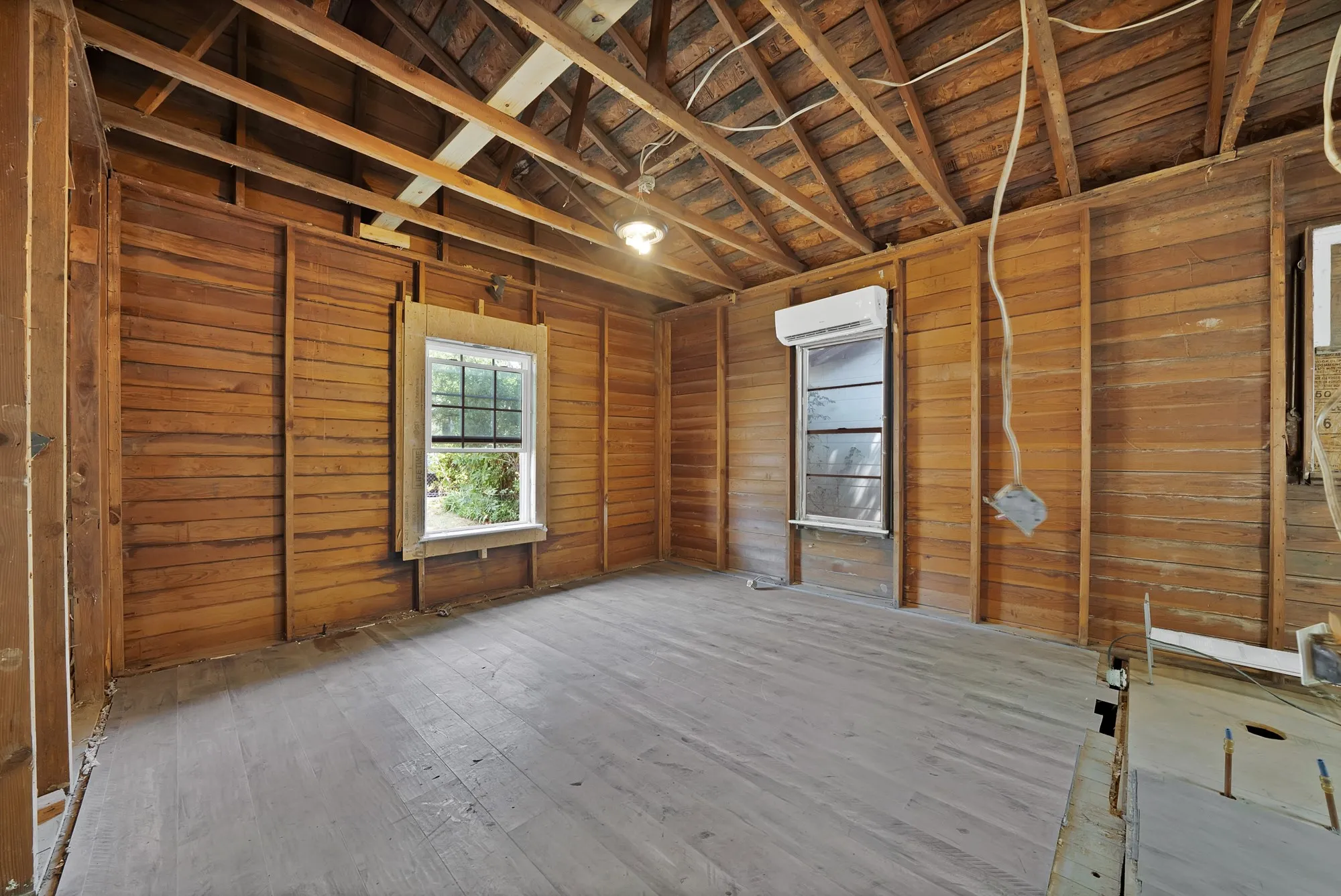 Single Family Residence For Sale in Tarrant County , 515 Woodrow Avenue, Fort Worth, Texas 76105, 2 Bedrooms, 1 Bathroom, 1 Garage spaces, 644 Sqft, built in 1922, Price $115,000, mls#21349745, Real Estate Agent in Fort Worth, Homes For Sale in Tarrant county, Homes For Sale in Fort Worth, Realtor in Fort Worth Texas, Real Estate Brokerage Independent Realty Texas, Luminita Cordes Realtor