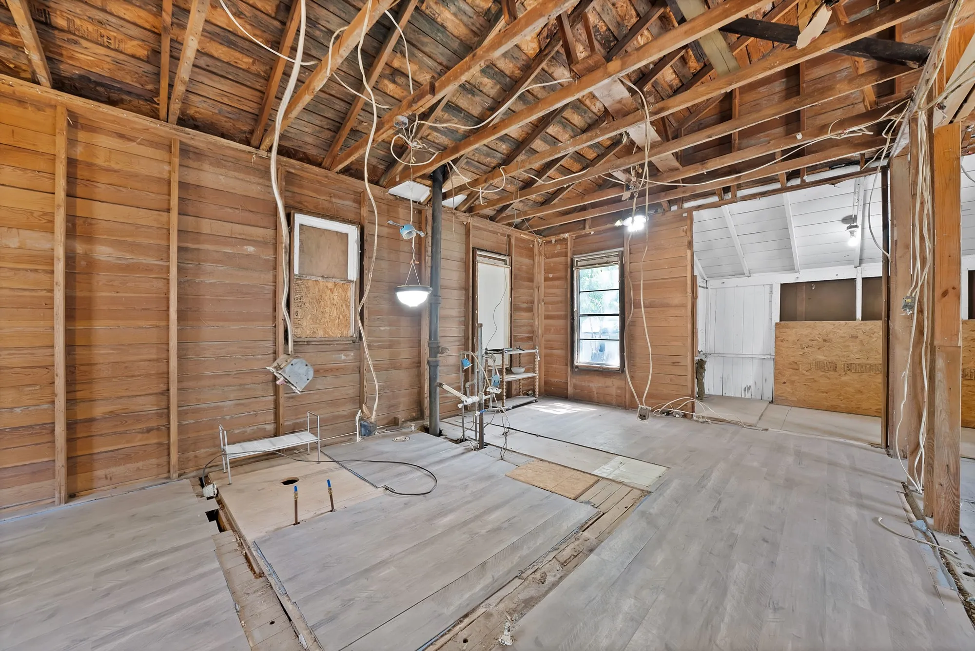 Single Family Residence For Sale in Tarrant County , 515 Woodrow Avenue, Fort Worth, Texas 76105, 2 Bedrooms, 1 Bathroom, 1 Garage spaces, 644 Sqft, built in 1922, Price $115,000, mls#21349745, Real Estate Agent in Fort Worth, Homes For Sale in Tarrant county, Homes For Sale in Fort Worth, Realtor in Fort Worth Texas, Real Estate Brokerage Independent Realty Texas, Luminita Cordes Realtor