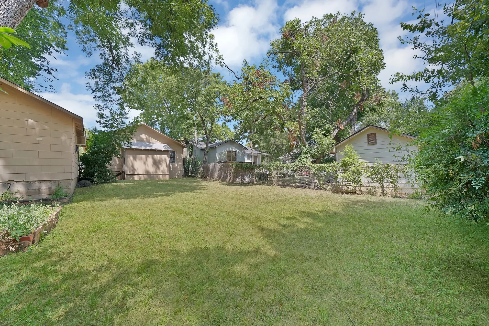 Single Family Residence For Sale in Tarrant County , 515 Woodrow Avenue, Fort Worth, Texas 76105, 2 Bedrooms, 1 Bathroom, 1 Garage spaces, 644 Sqft, built in 1922, Price $115,000, mls#21349745, Real Estate Agent in Fort Worth, Homes For Sale in Tarrant county, Homes For Sale in Fort Worth, Realtor in Fort Worth Texas, Real Estate Brokerage Independent Realty Texas, Luminita Cordes Realtor