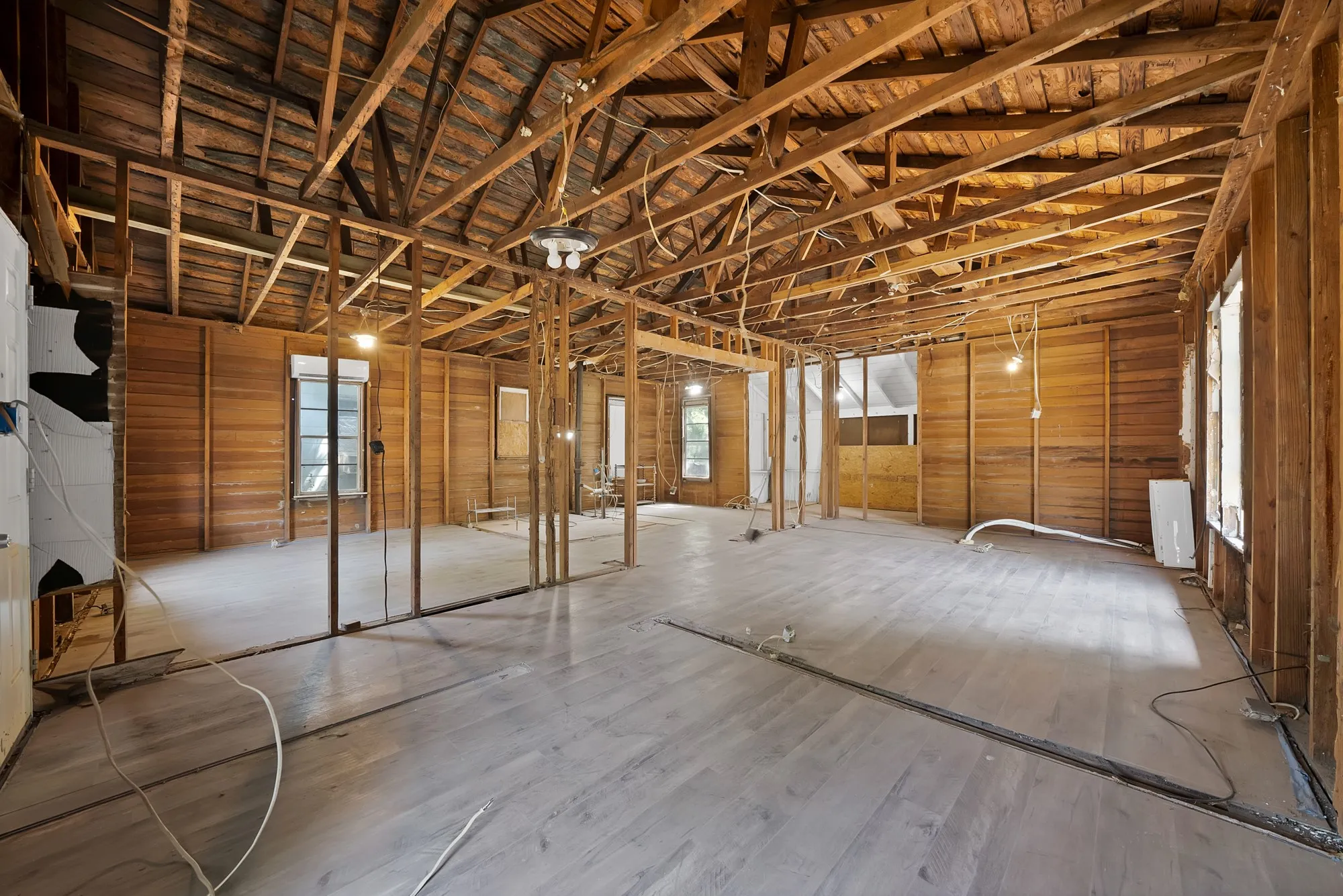 Single Family Residence For Sale in Tarrant County , 515 Woodrow Avenue, Fort Worth, Texas 76105, 2 Bedrooms, 1 Bathroom, 1 Garage spaces, 644 Sqft, built in 1922, Price $115,000, mls#21349745, Real Estate Agent in Fort Worth, Homes For Sale in Tarrant county, Homes For Sale in Fort Worth, Realtor in Fort Worth Texas, Real Estate Brokerage Independent Realty Texas, Luminita Cordes Realtor