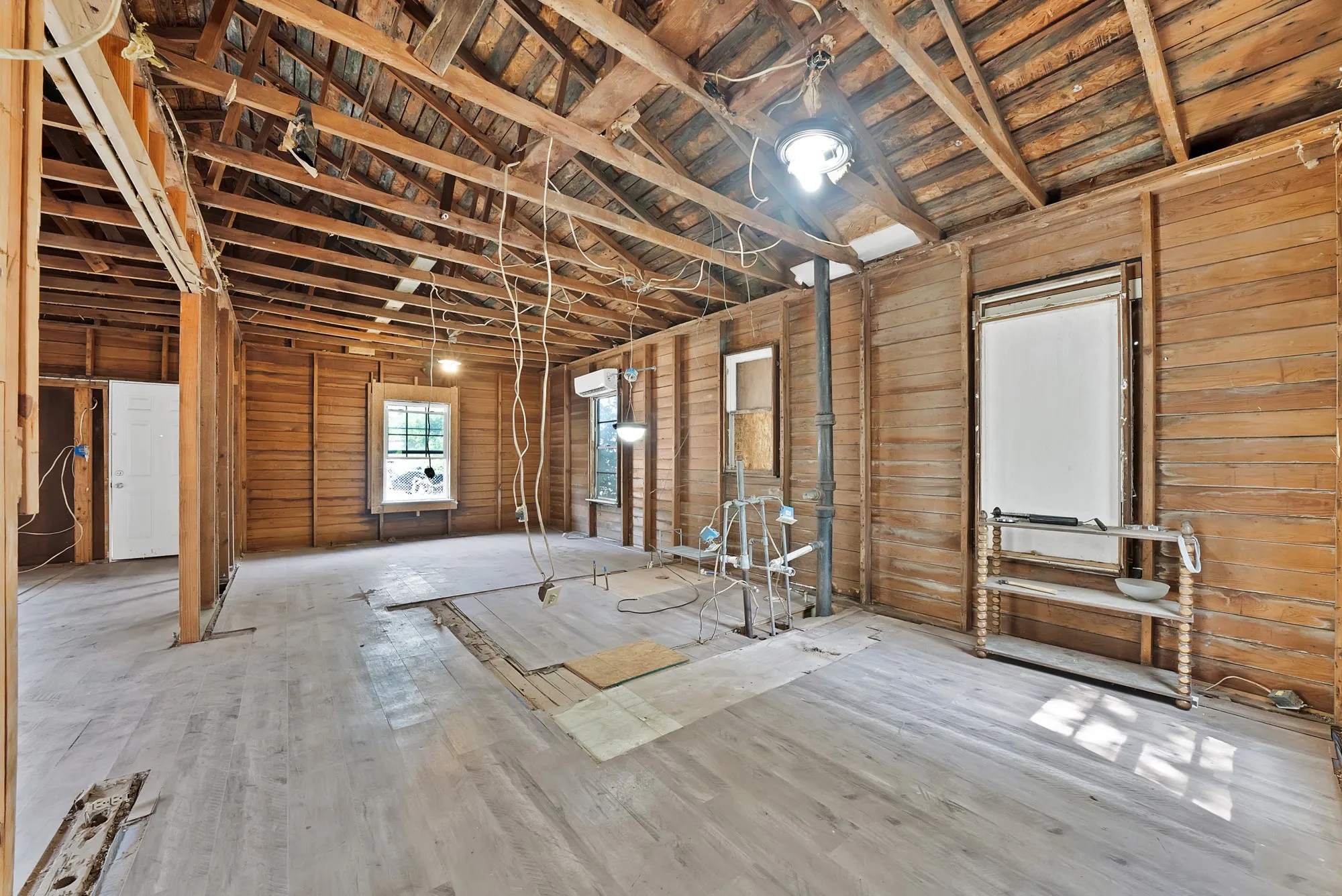 Single Family Residence For Sale in Tarrant County , 515 Woodrow Avenue, Fort Worth, Texas 76105, 2 Bedrooms, 1 Bathroom, 1 Garage spaces, 644 Sqft, built in 1922, Price $115,000, mls#21349745, Real Estate Agent in Fort Worth, Homes For Sale in Tarrant county, Homes For Sale in Fort Worth, Realtor in Fort Worth Texas, Real Estate Brokerage Independent Realty Texas, Luminita Cordes Realtor