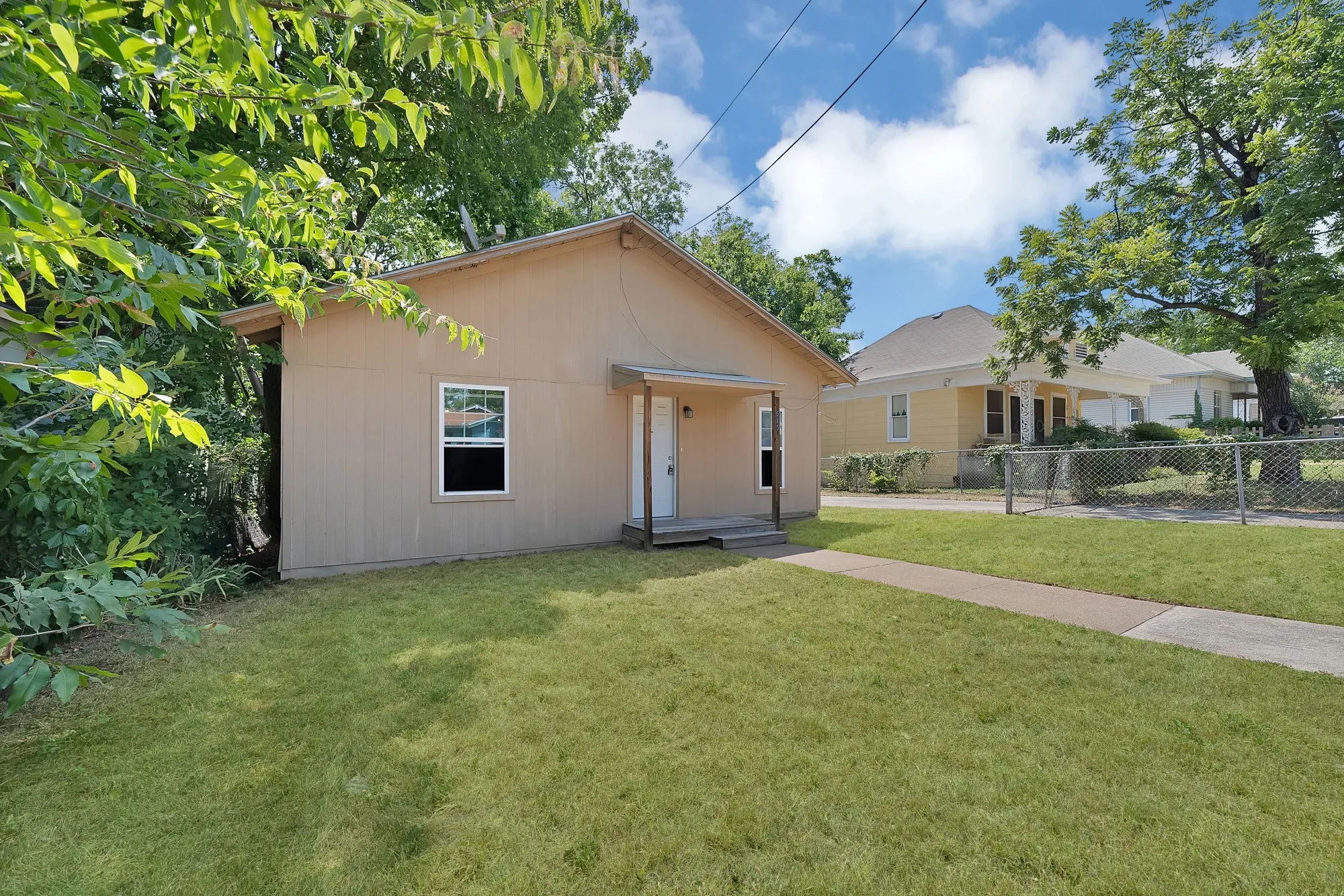 Single Family Residence For Sale in Tarrant County , 515 Woodrow Avenue, Fort Worth, Texas 76105, 2 Bedrooms, 1 Bathroom, 1 Garage spaces, 644 Sqft, built in 1922, Price $115,000, mls#21349745, Real Estate Agent in Fort Worth, Homes For Sale in Tarrant county, Homes For Sale in Fort Worth, Realtor in Fort Worth Texas, Real Estate Brokerage Independent Realty Texas, Luminita Cordes Realtor