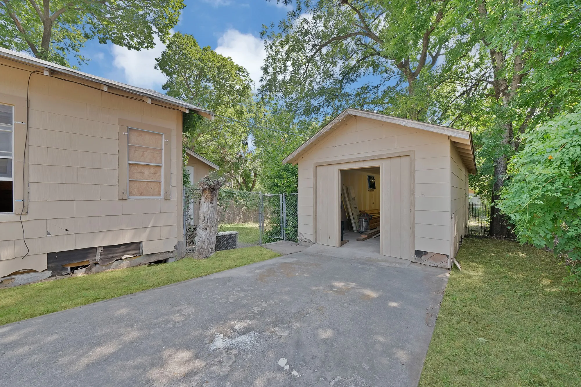 Single Family Residence For Sale in Tarrant County , 515 Woodrow Avenue, Fort Worth, Texas 76105, 2 Bedrooms, 1 Bathroom, 1 Garage spaces, 644 Sqft, built in 1922, Price $115,000, mls#21349745, Real Estate Agent in Fort Worth, Homes For Sale in Tarrant county, Homes For Sale in Fort Worth, Realtor in Fort Worth Texas, Real Estate Brokerage Independent Realty Texas, Luminita Cordes Realtor