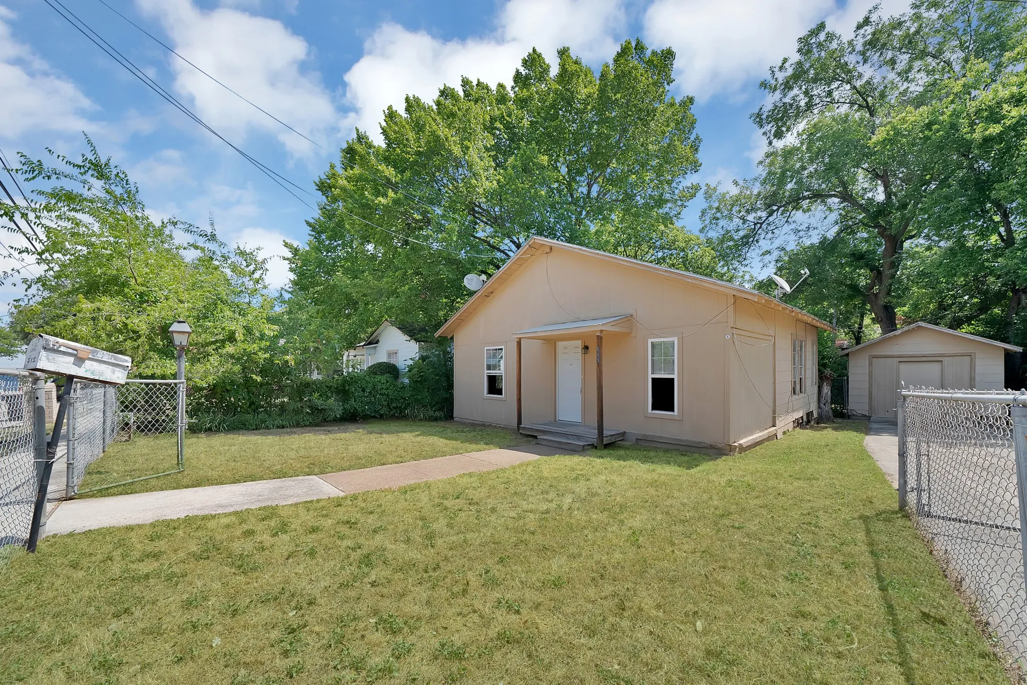 Single Family Residence For Sale in Tarrant County , 515 Woodrow Avenue, Fort Worth, Texas 76105, 2 Bedrooms, 1 Bathroom, 1 Garage spaces, 644 Sqft, built in 1922, Price $115,000, mls#21349745, Real Estate Agent in Fort Worth, Homes For Sale in Tarrant county, Homes For Sale in Fort Worth, Realtor in Fort Worth Texas, Real Estate Brokerage Independent Realty Texas, Luminita Cordes Realtor