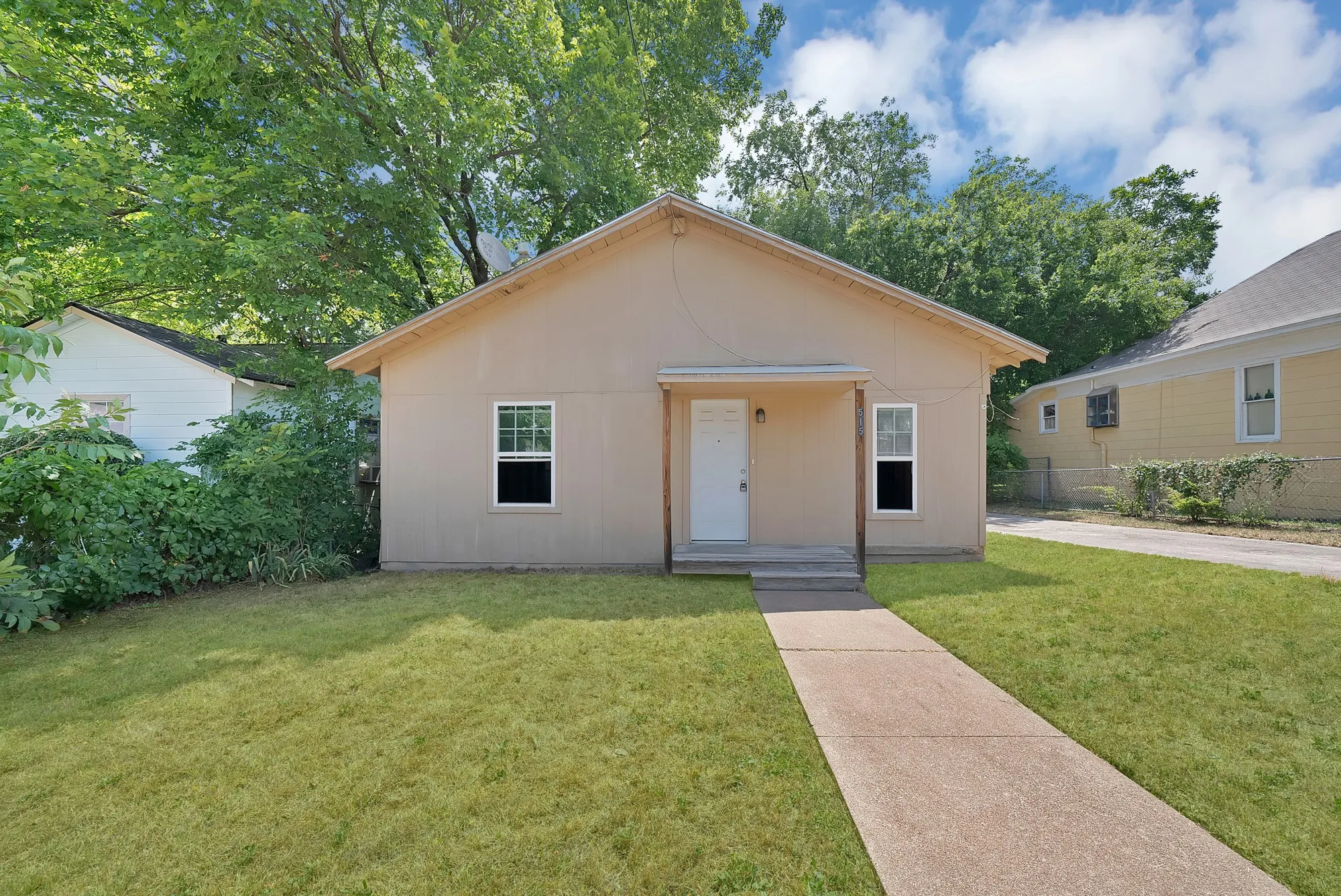 Single Family Residence For Sale in Tarrant County , 515 Woodrow Avenue, Fort Worth, Texas 76105, 2 Bedrooms, 1 Bathroom, 1 Garage spaces, 644 Sqft, built in 1922, Price $115,000, mls#21349745, Real Estate Agent in Fort Worth, Homes For Sale in Tarrant county, Homes For Sale in Fort Worth, Realtor in Fort Worth Texas, Real Estate Brokerage Independent Realty Texas, Luminita Cordes Realtor