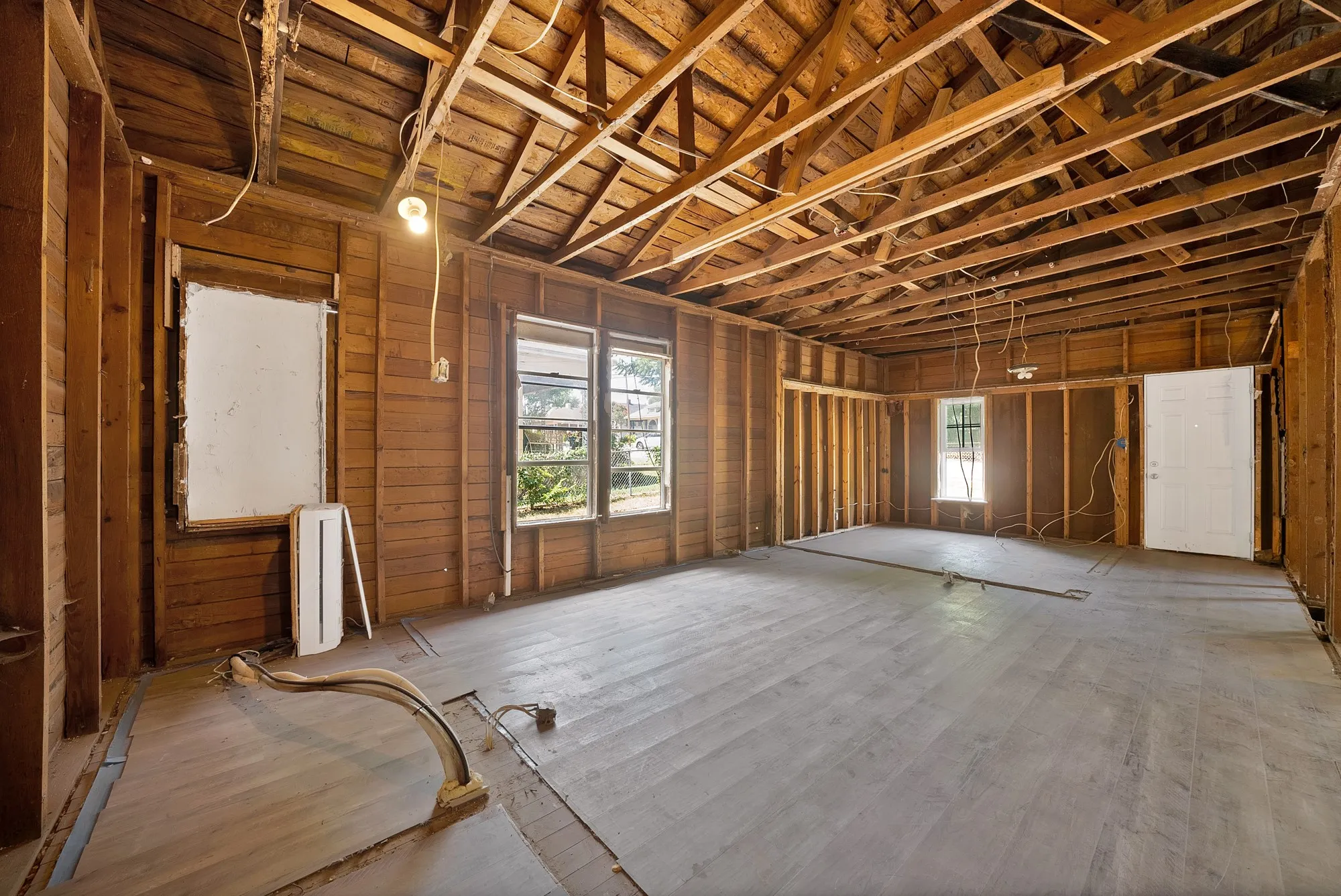 Single Family Residence For Sale in Tarrant County , 515 Woodrow Avenue, Fort Worth, Texas 76105, 2 Bedrooms, 1 Bathroom, 1 Garage spaces, 644 Sqft, built in 1922, Price $115,000, mls#21349745, Real Estate Agent in Fort Worth, Homes For Sale in Tarrant county, Homes For Sale in Fort Worth, Realtor in Fort Worth Texas, Real Estate Brokerage Independent Realty Texas, Luminita Cordes Realtor