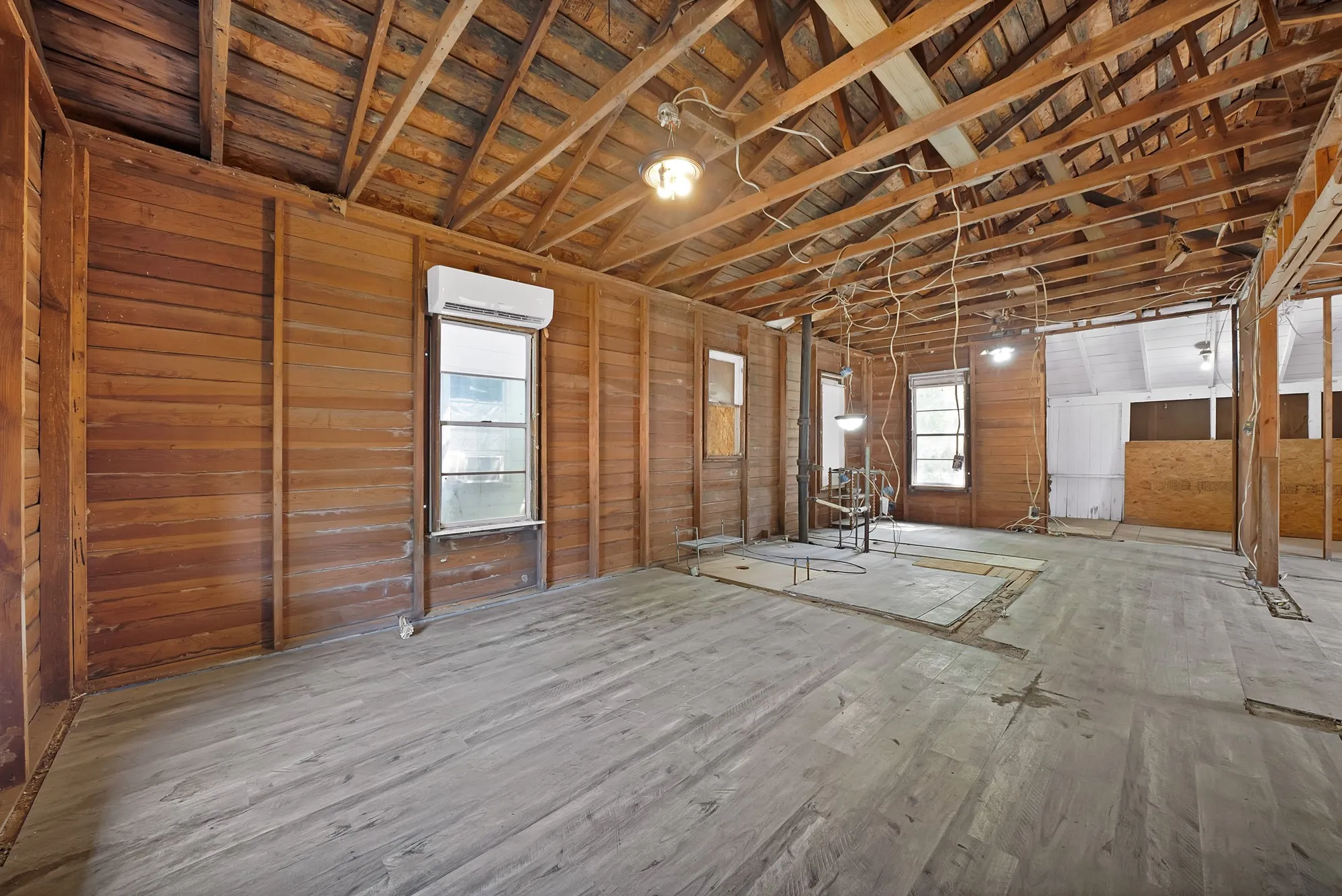 Single Family Residence For Sale in Tarrant County , 515 Woodrow Avenue, Fort Worth, Texas 76105, 2 Bedrooms, 1 Bathroom, 1 Garage spaces, 644 Sqft, built in 1922, Price $115,000, mls#21349745, Real Estate Agent in Fort Worth, Homes For Sale in Tarrant county, Homes For Sale in Fort Worth, Realtor in Fort Worth Texas, Real Estate Brokerage Independent Realty Texas, Luminita Cordes Realtor